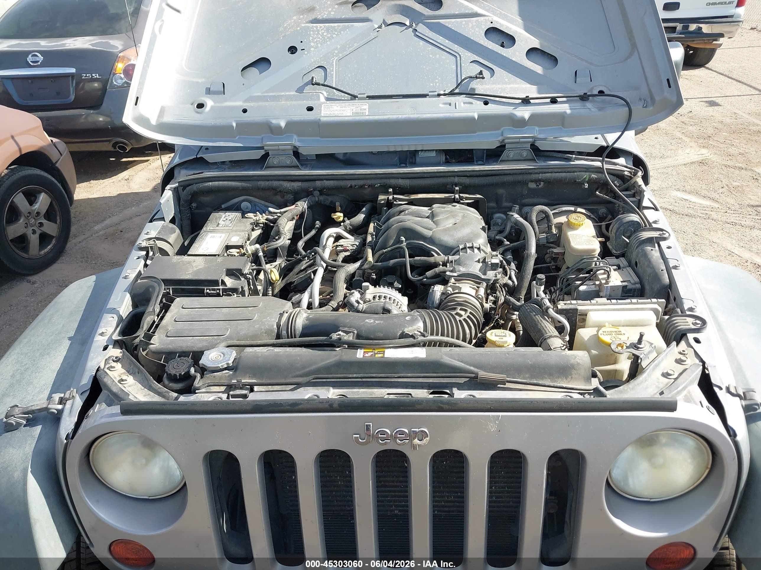 2013 Jeep Wrangler Unlimited Sport Silver vin: 1C4HJWDG8DL690904