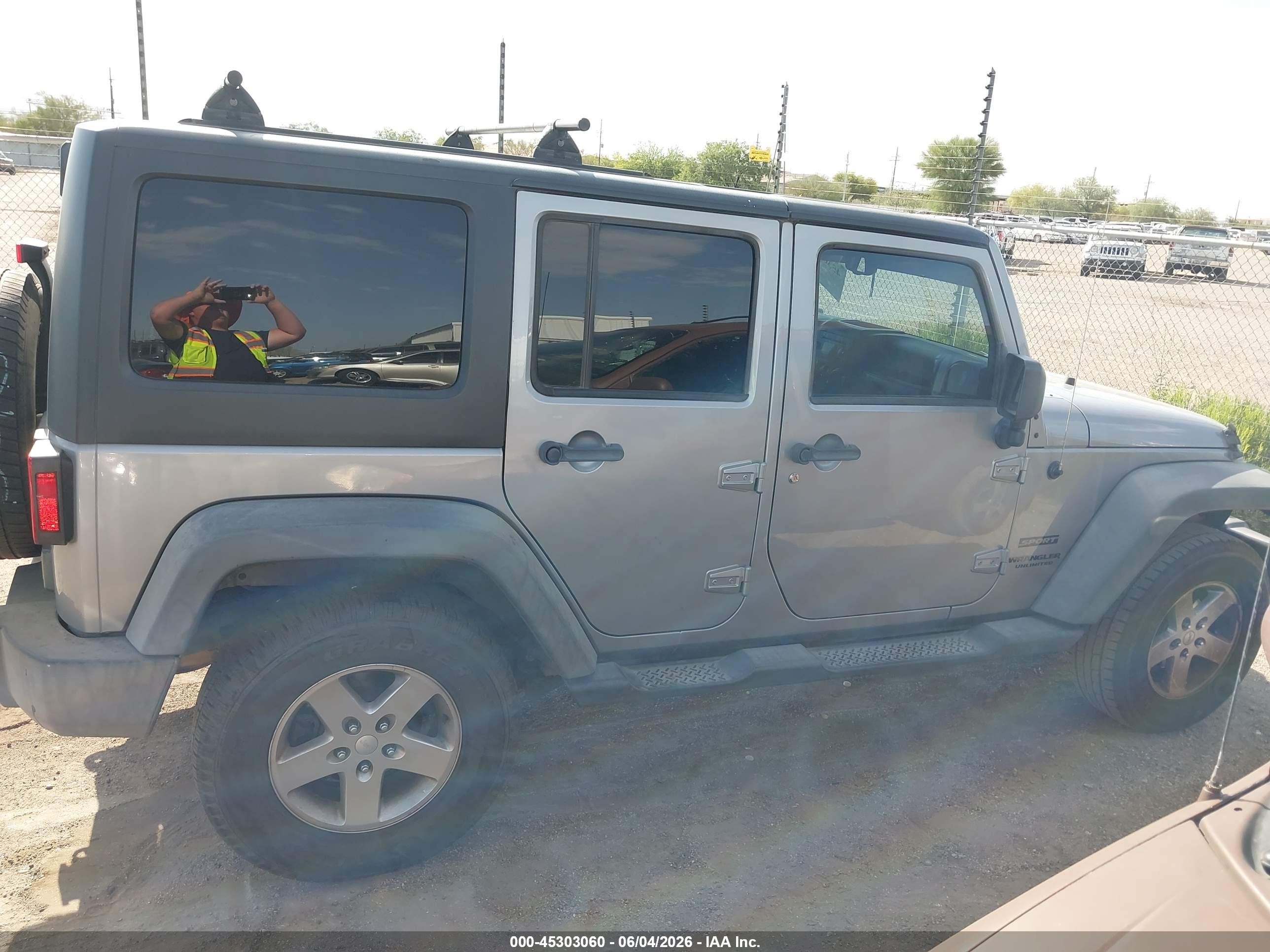 2013 Jeep Wrangler Unlimited Sport Silver vin: 1C4HJWDG8DL690904