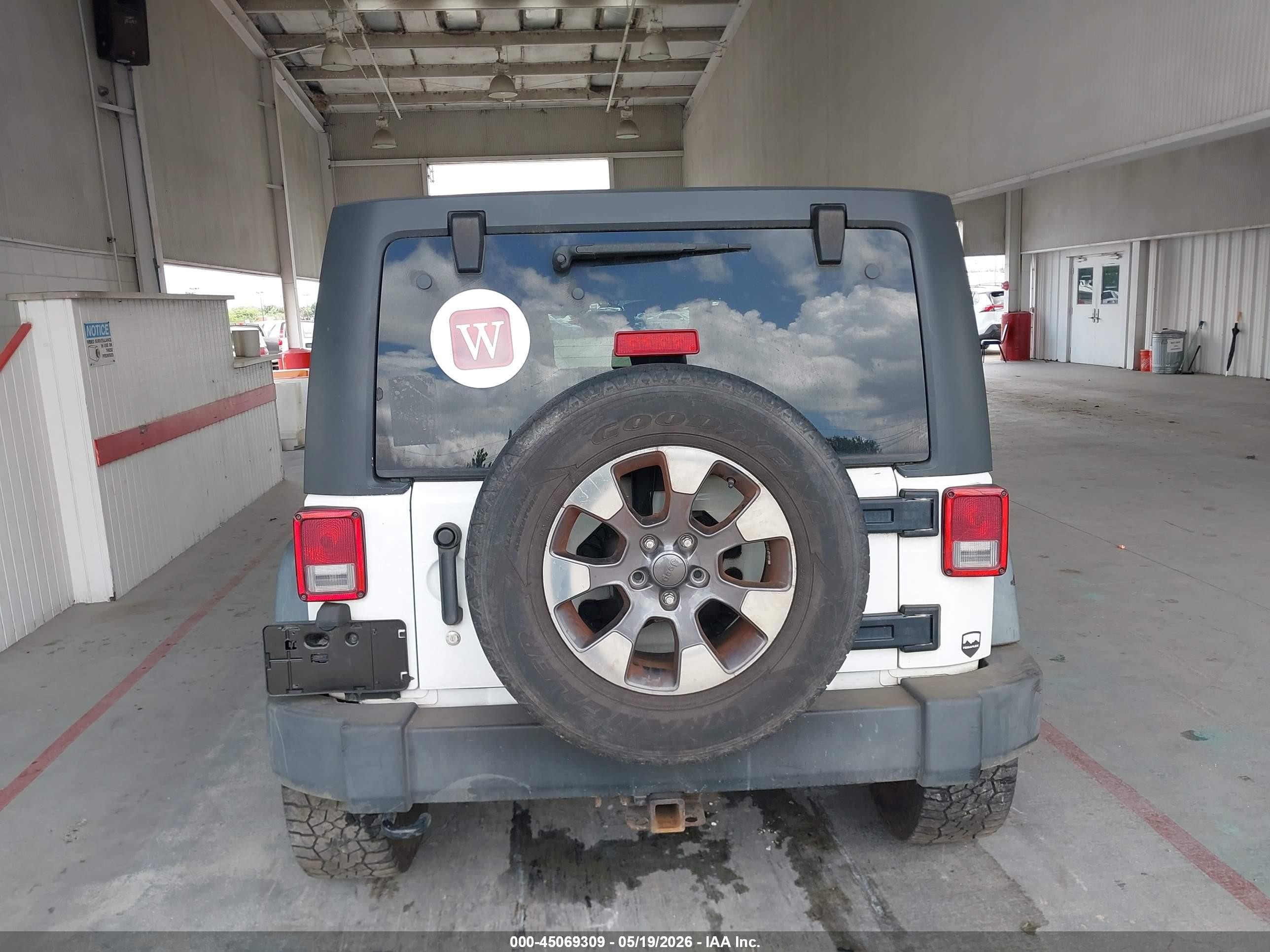 2014 Jeep Wrangler Unlimited Sport White vin: 1C4HJWDG8EL177444