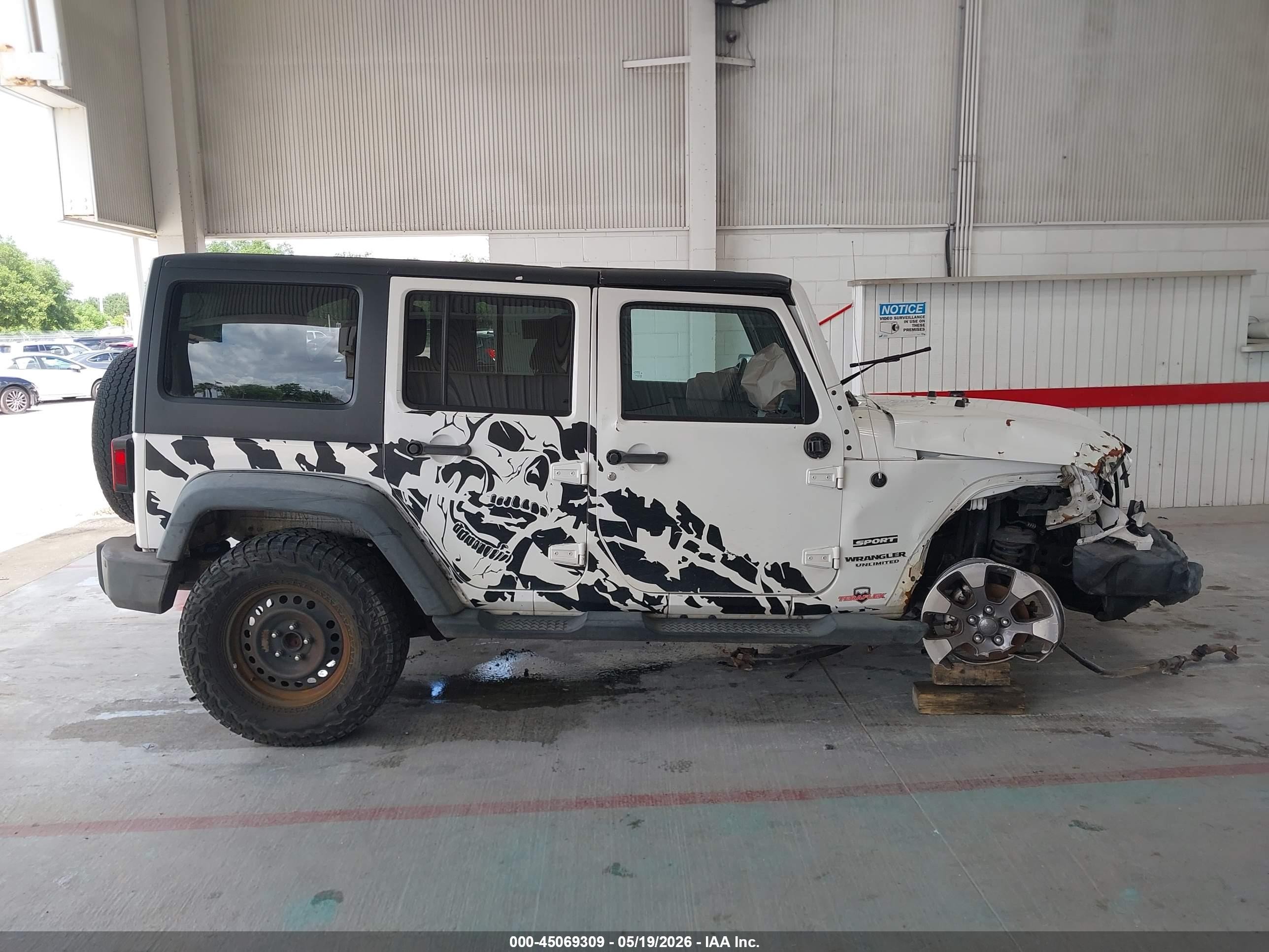 2014 Jeep Wrangler Unlimited Sport White vin: 1C4HJWDG8EL177444