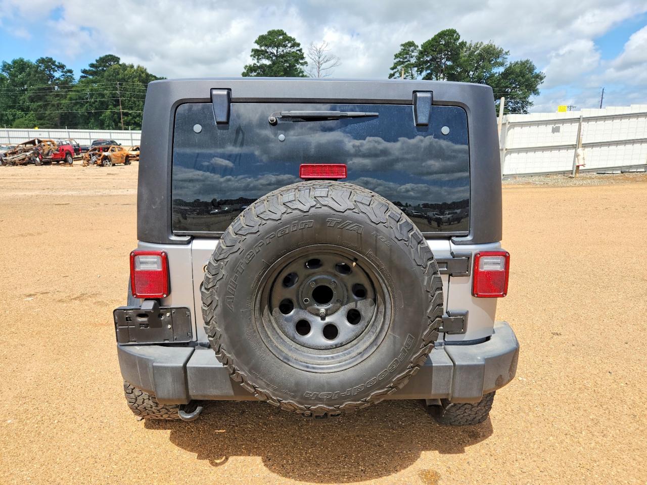 2014 Jeep Wrangler Unlimited Sport Silver vin: 1C4HJWDG8EL187889