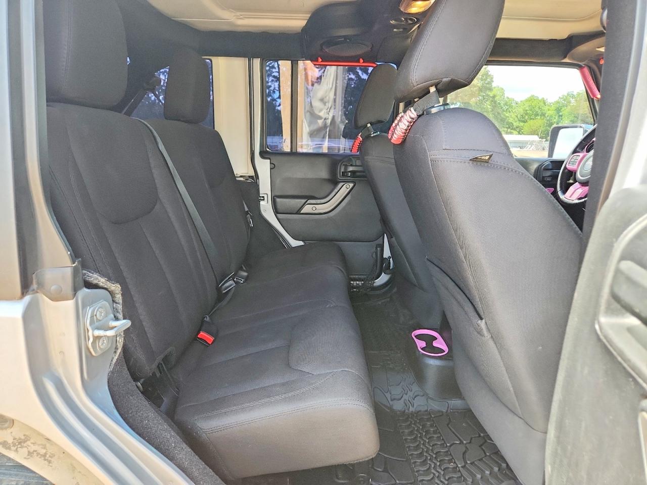 2014 Jeep Wrangler Unlimited Sport Silver vin: 1C4HJWDG8EL187889