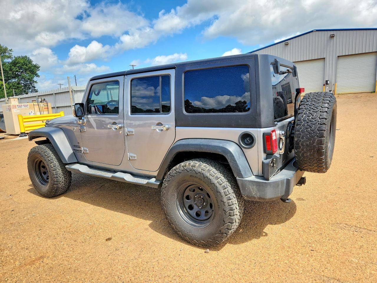 2014 Jeep Wrangler Unlimited Sport Silver vin: 1C4HJWDG8EL187889