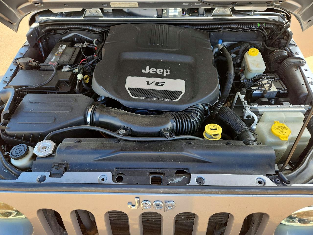 2014 Jeep Wrangler Unlimited Sport Silver vin: 1C4HJWDG8EL187889