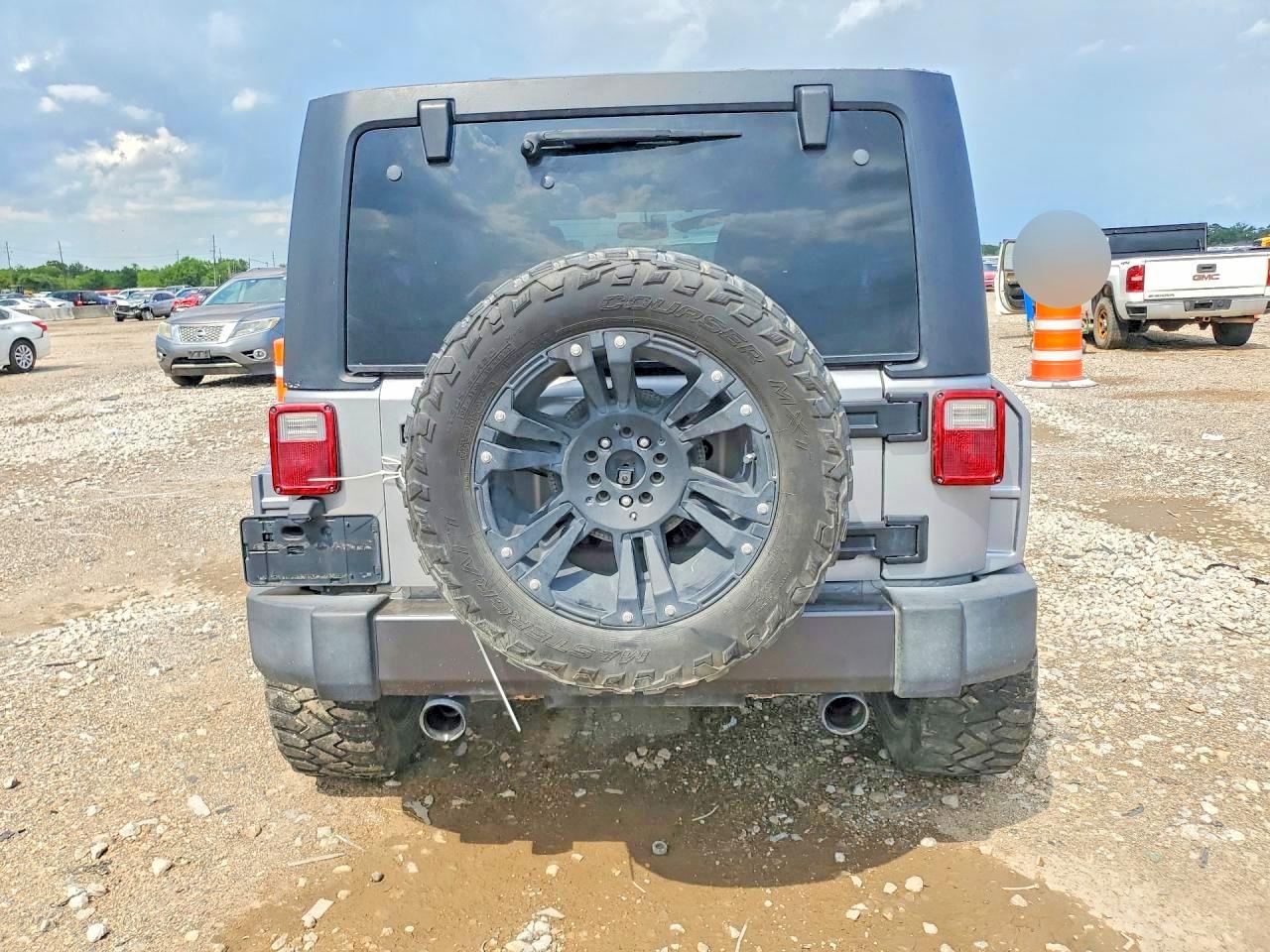2015 Jeep Wrangler Unlimited Sport Silver vin: 1C4HJWDG8FL618801