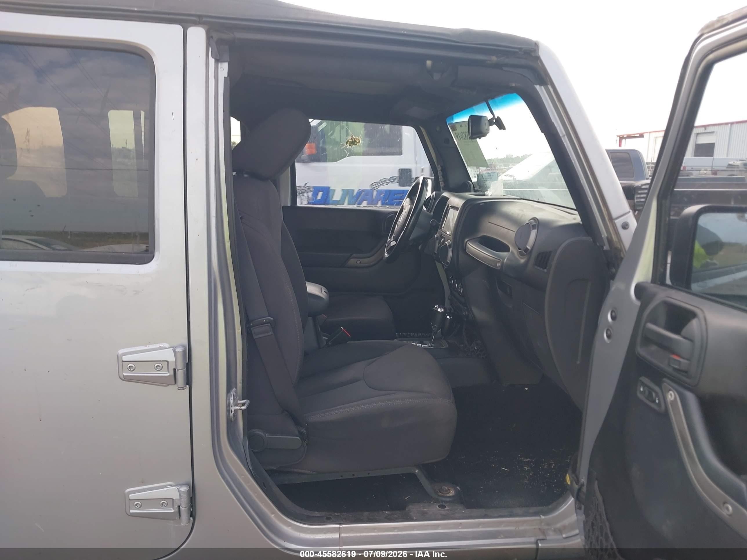 2014 Jeep Wrangler Unlimited Sport Silver vin: 1C4HJWDGXEL133333