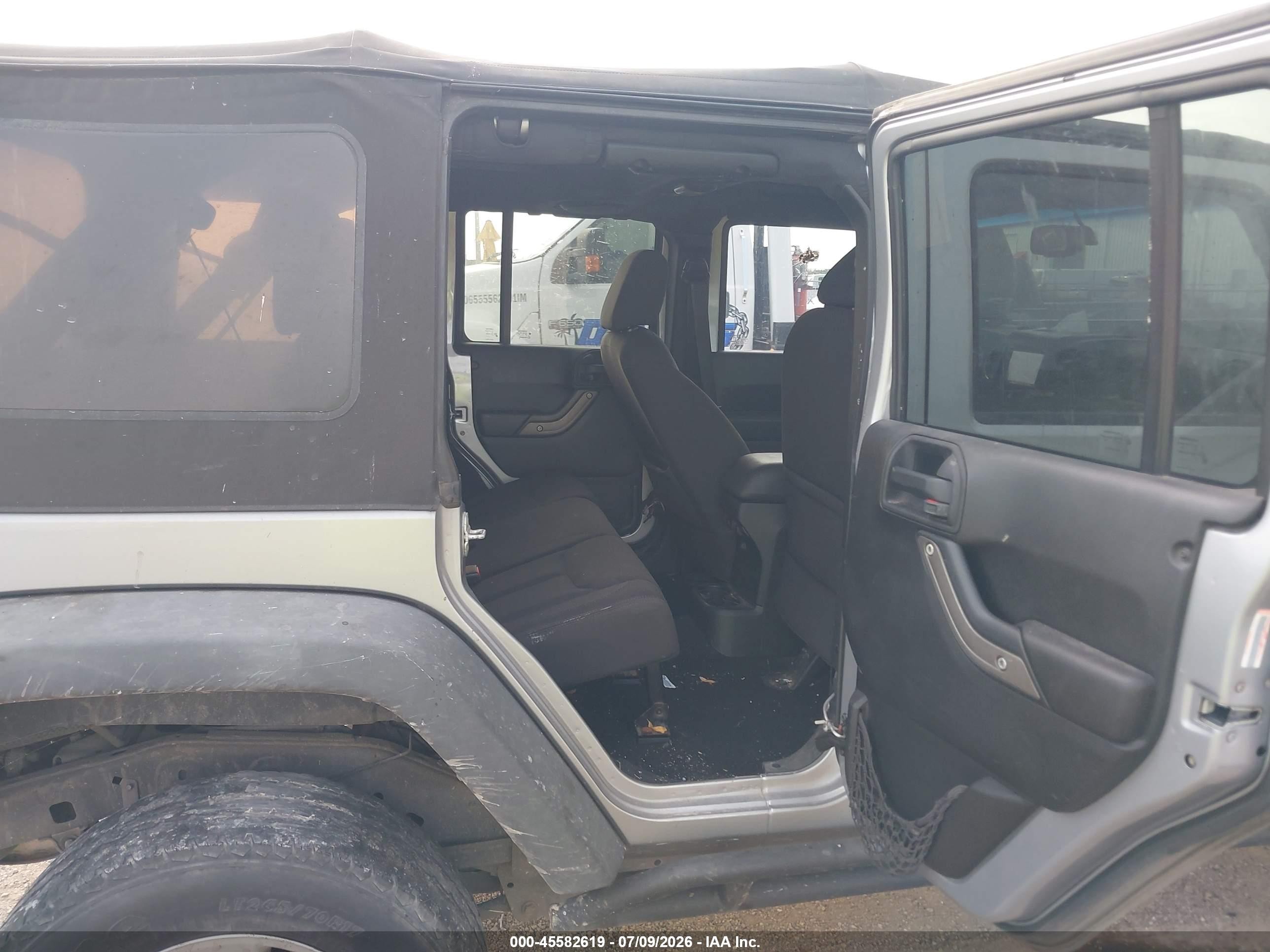 2014 Jeep Wrangler Unlimited Sport Silver vin: 1C4HJWDGXEL133333