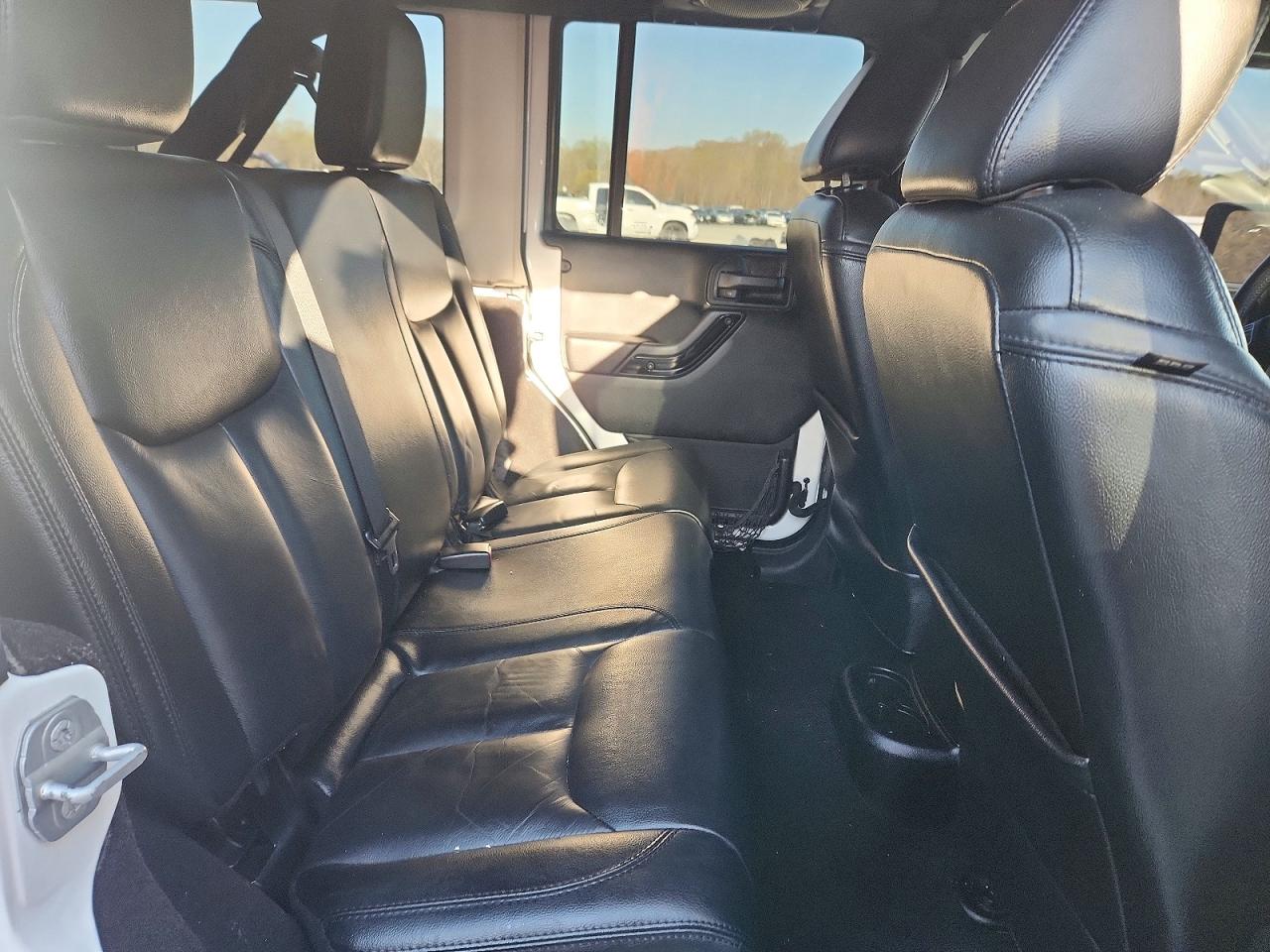 2014 Jeep Wrangler Unlimited White vin: 1C4HJWEC5EL266144
