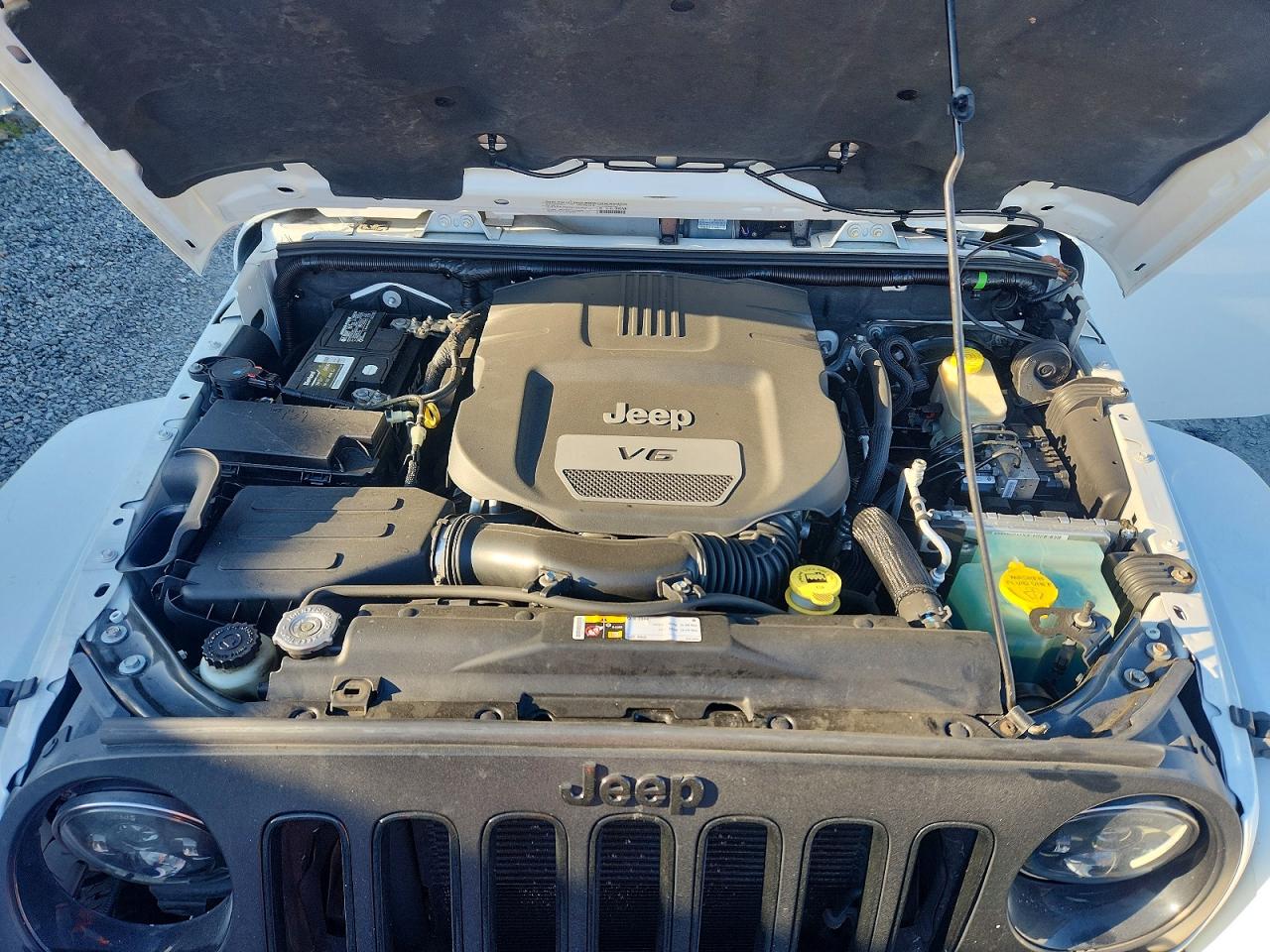 2014 Jeep Wrangler Unlimited White vin: 1C4HJWEC5EL266144