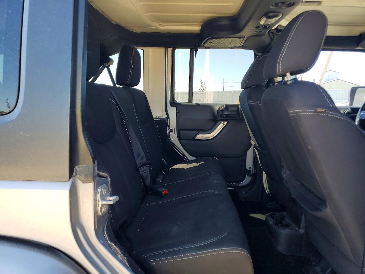 2015 Jeep Wrangler Unlimited Sahara Silver vin: 1C4HJWEG0FL541727