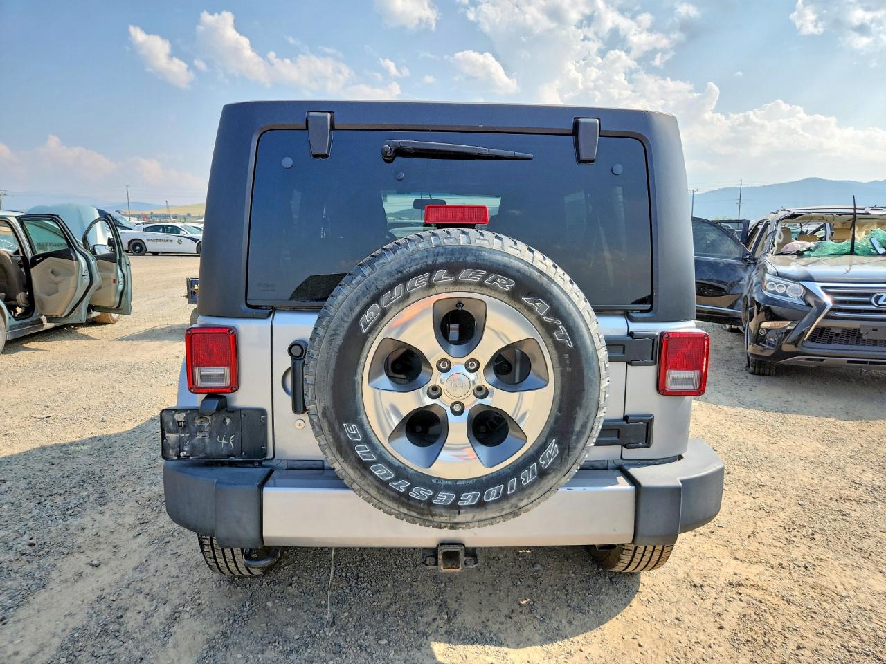 2018 Jeep Wrangler Unlimited Sahara Silver vin: 1C4HJWEG0JL894235