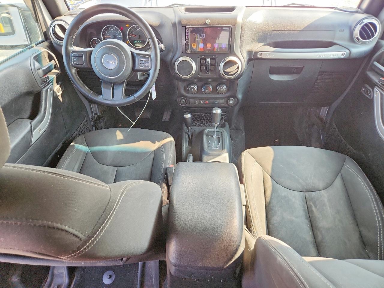 2018 Jeep Wrangler Unlimited Sahara Silver vin: 1C4HJWEG0JL894235