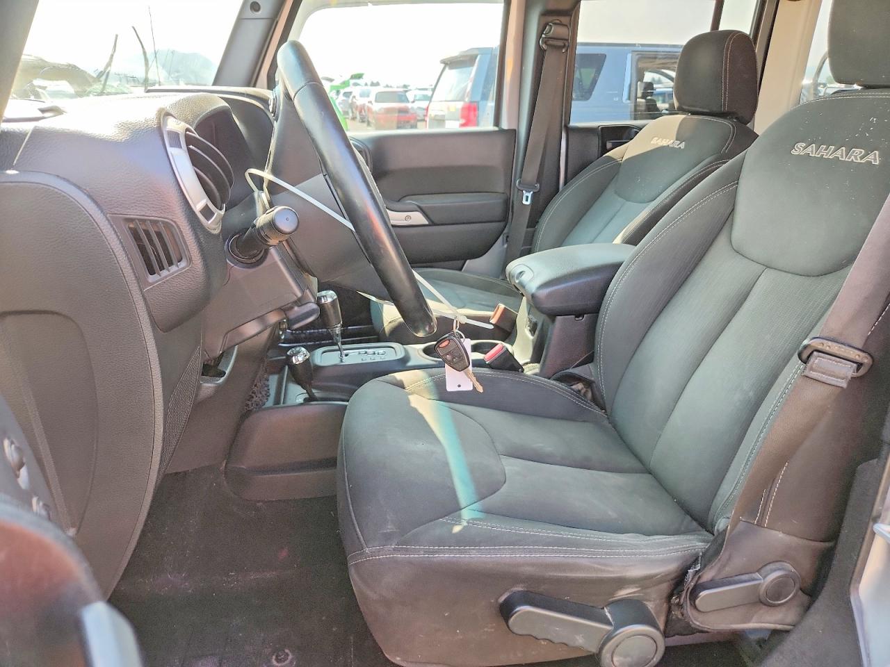 2018 Jeep Wrangler Unlimited Sahara Silver vin: 1C4HJWEG0JL894235