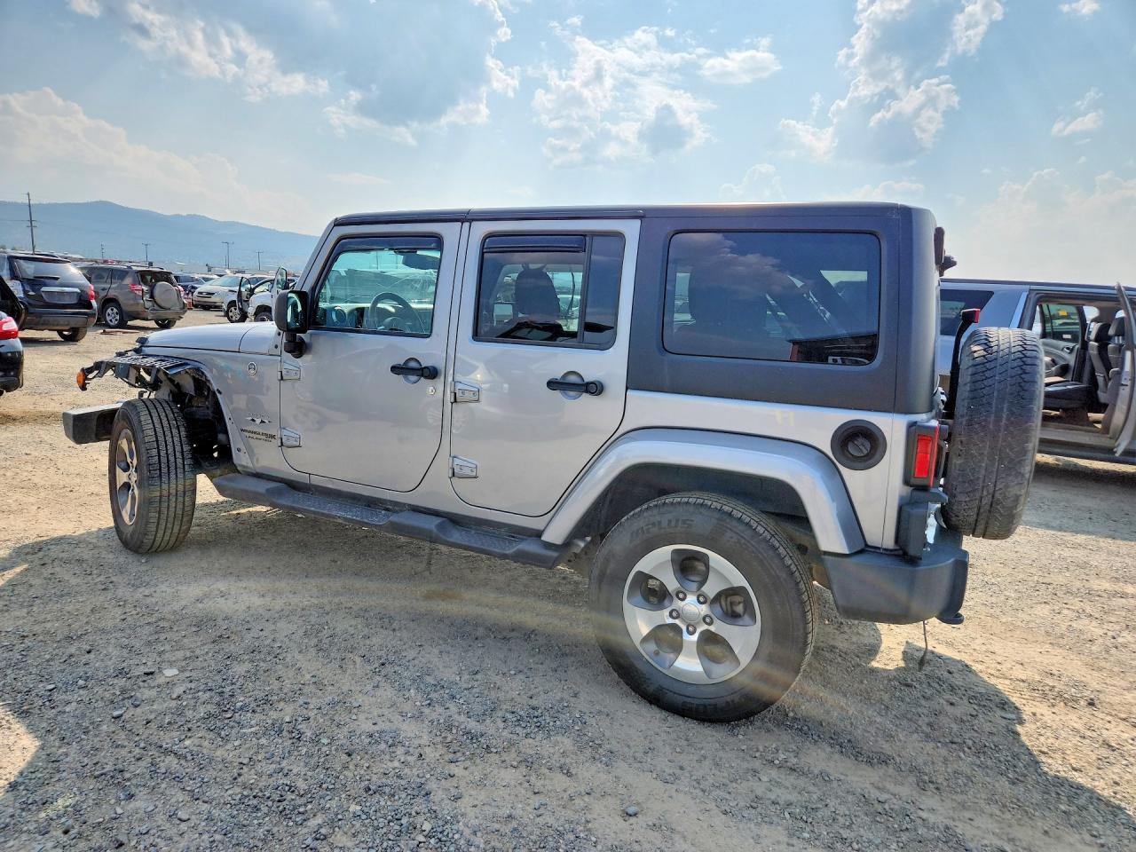 2018 Jeep Wrangler Unlimited Sahara Silver vin: 1C4HJWEG0JL894235