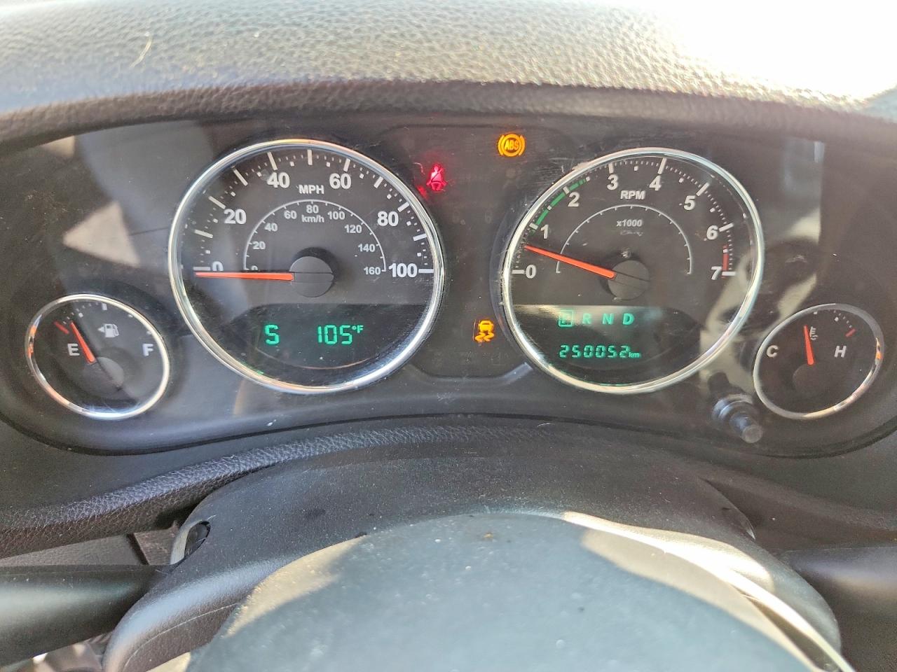 2018 Jeep Wrangler Unlimited Sahara Silver vin: 1C4HJWEG0JL894235