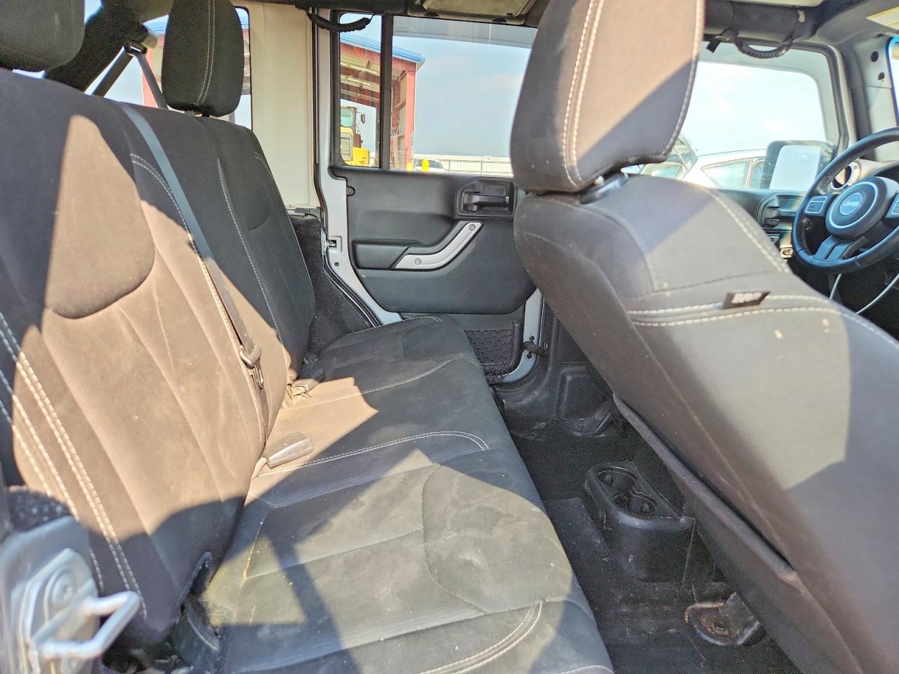 2018 Jeep Wrangler Unlimited Sahara Silver vin: 1C4HJWEG0JL894235