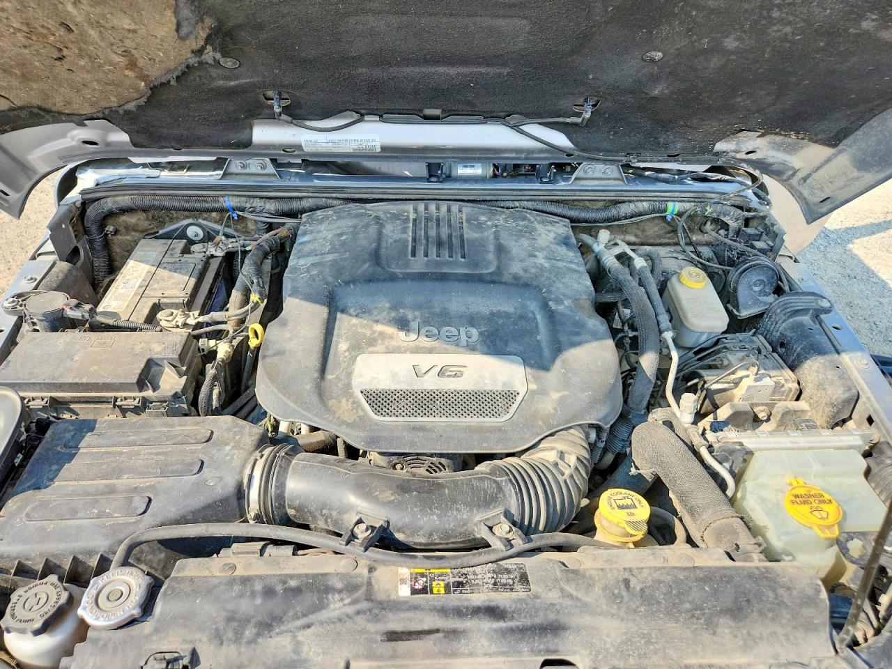 2018 Jeep Wrangler Unlimited Sahara Silver vin: 1C4HJWEG0JL894235