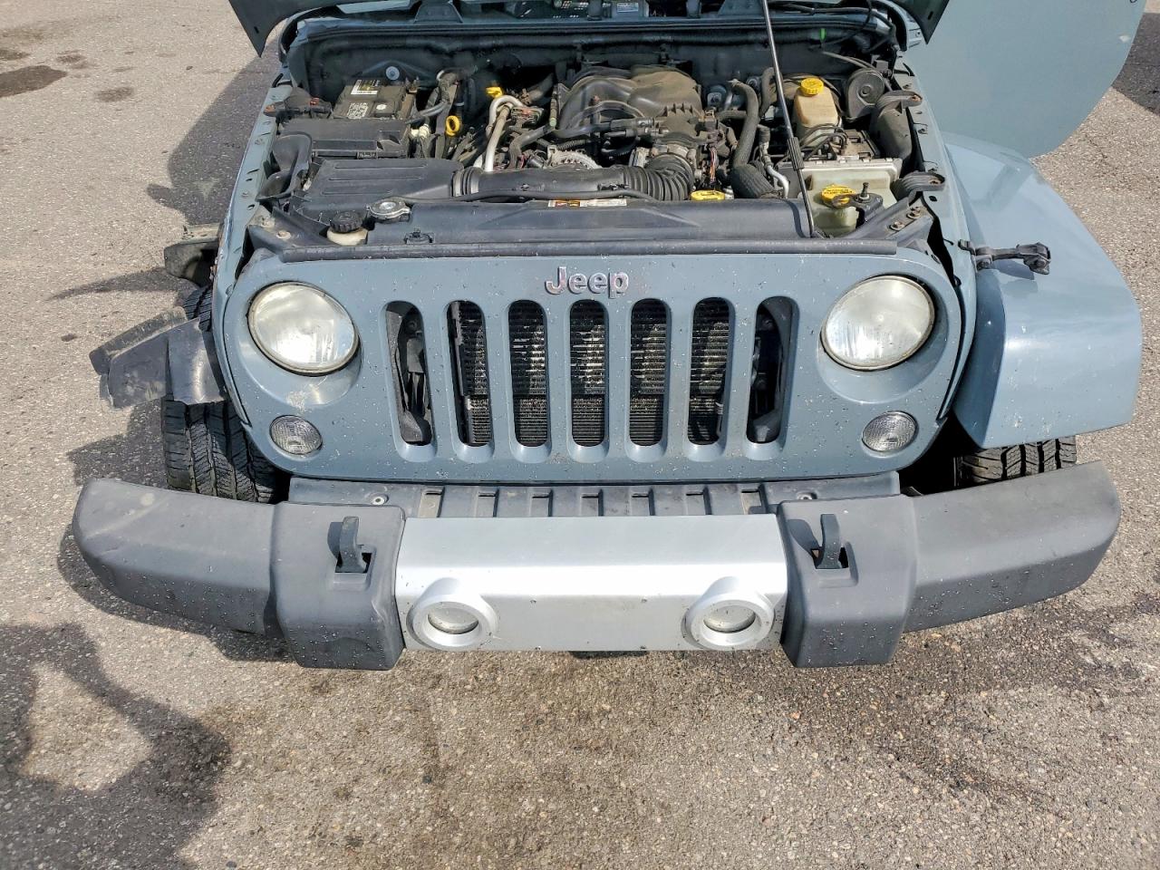 2014 Jeep Wrangler Unlimited Sahara Gray vin: 1C4HJWEG1EL107475