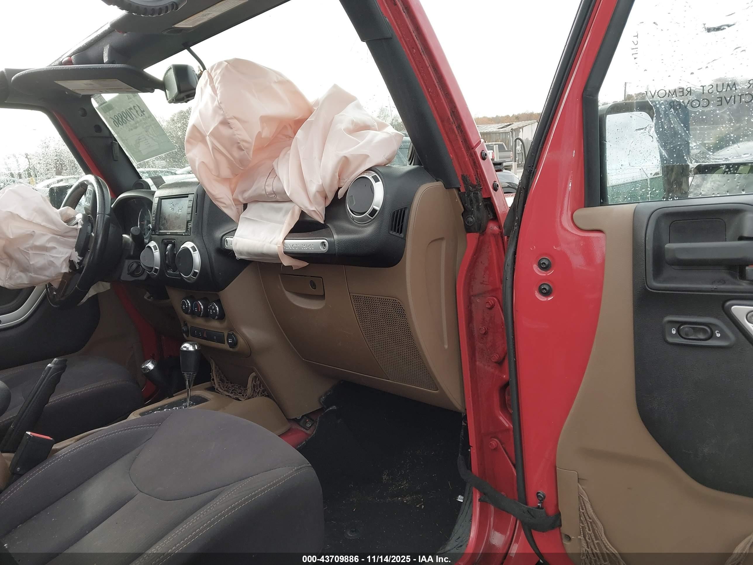 2014 Jeep Wrangler Unlimited Sahara Red vin: 1C4HJWEG1EL219709
