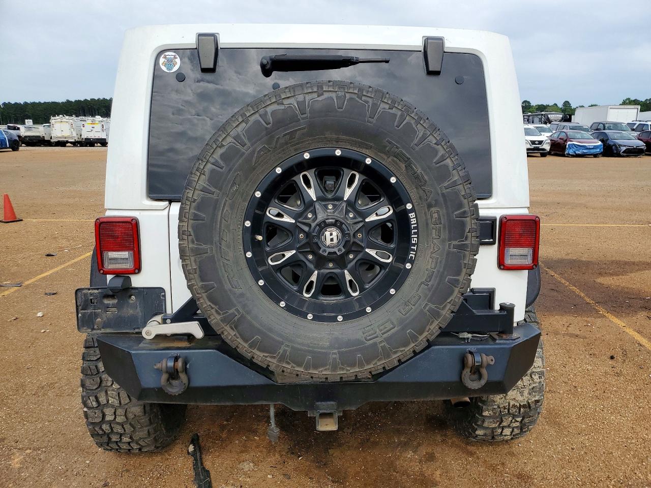 2012 Jeep Wrangler Unlimited Sahara Белый vin: 1C4HJWEG2CL136447