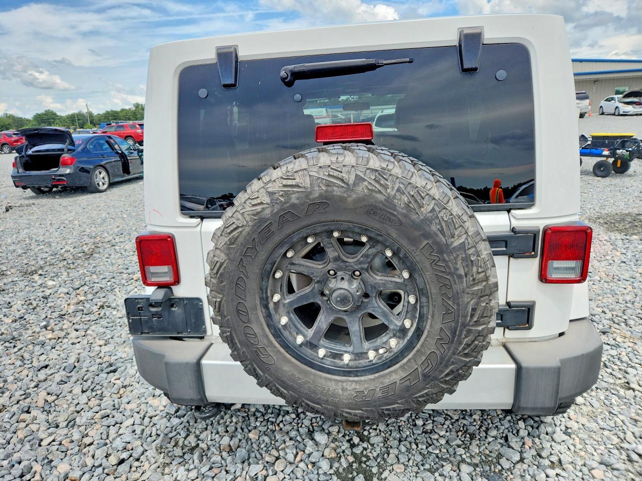 2012 Jeep Wrangler Unlimited Sahara White vin: 1C4HJWEG2CL166578