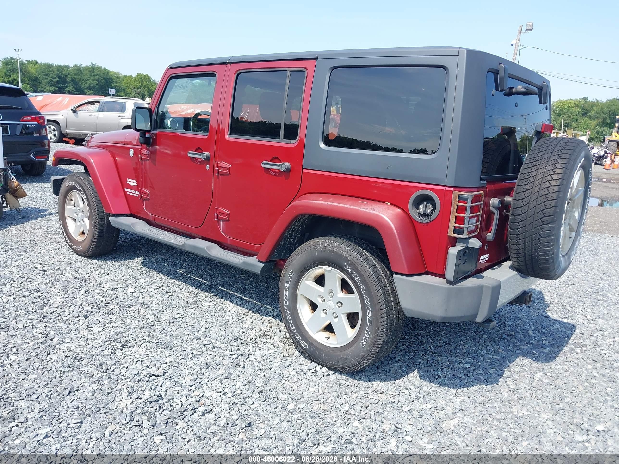 2012 Jeep Wrangler Unlimited Sahara Burgundy vin: 1C4HJWEG4CL105104