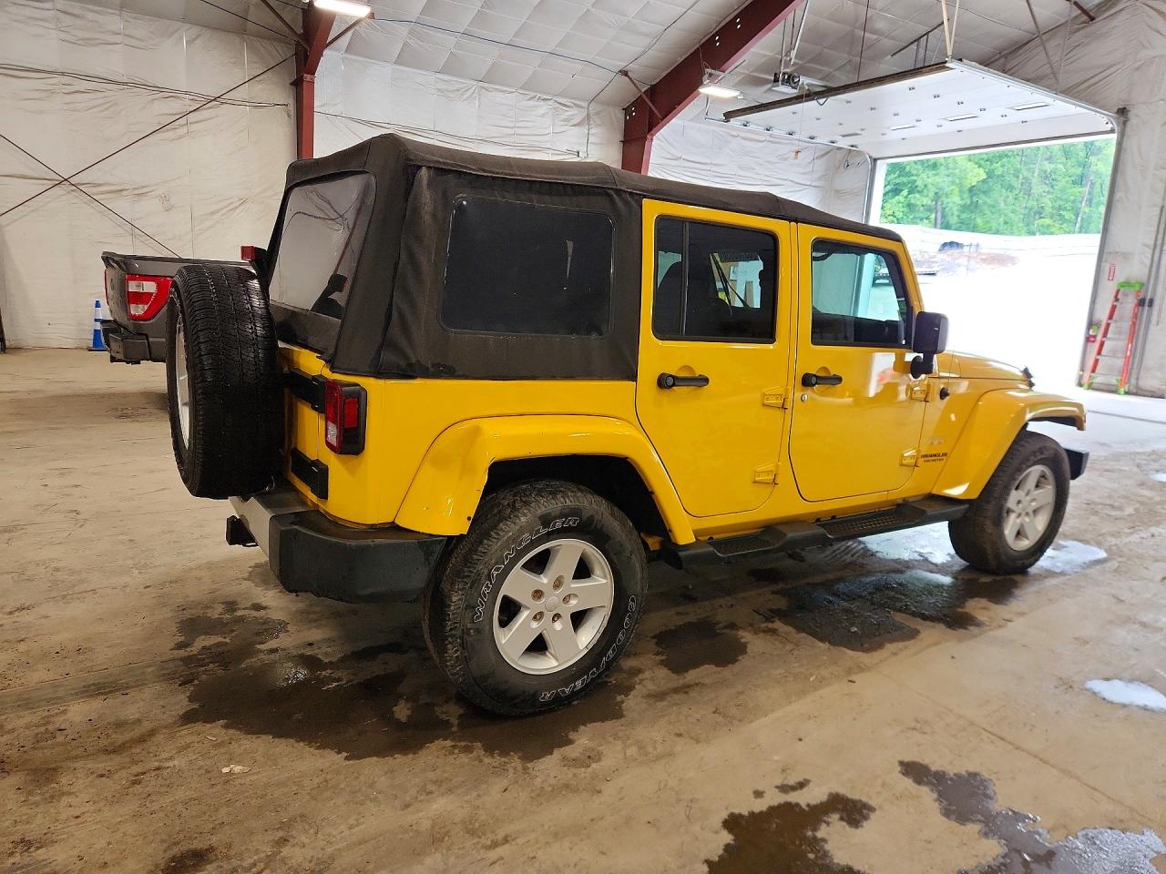 2015 Jeep Wrangler Unlimited Sahara Yellow vin: 1C4HJWEG4FL560832