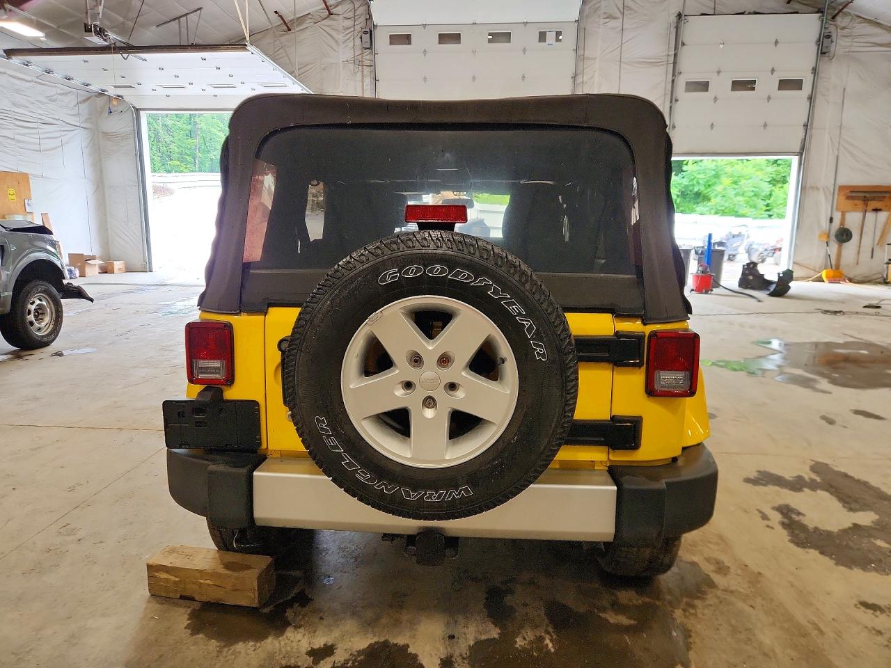 2015 Jeep Wrangler Unlimited Sahara Yellow vin: 1C4HJWEG4FL560832