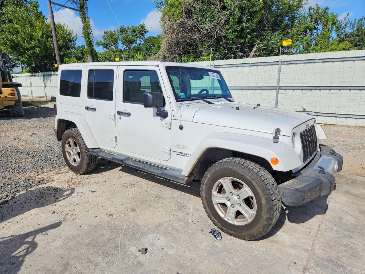 2014 Jeep Wrangler Unlimited Sahara White vin: 1C4HJWEG5EL104644