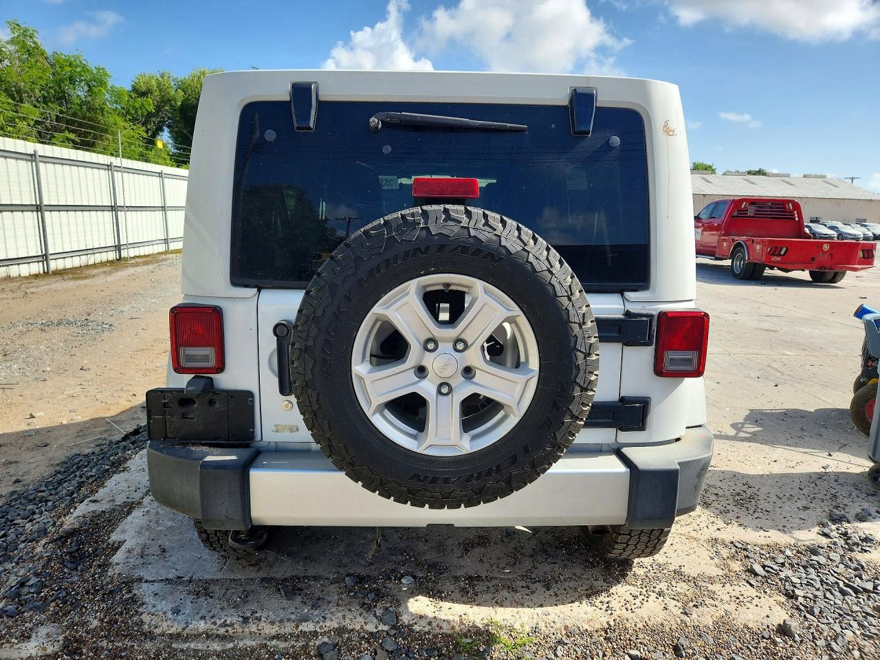 2014 Jeep Wrangler Unlimited Sahara White vin: 1C4HJWEG5EL104644