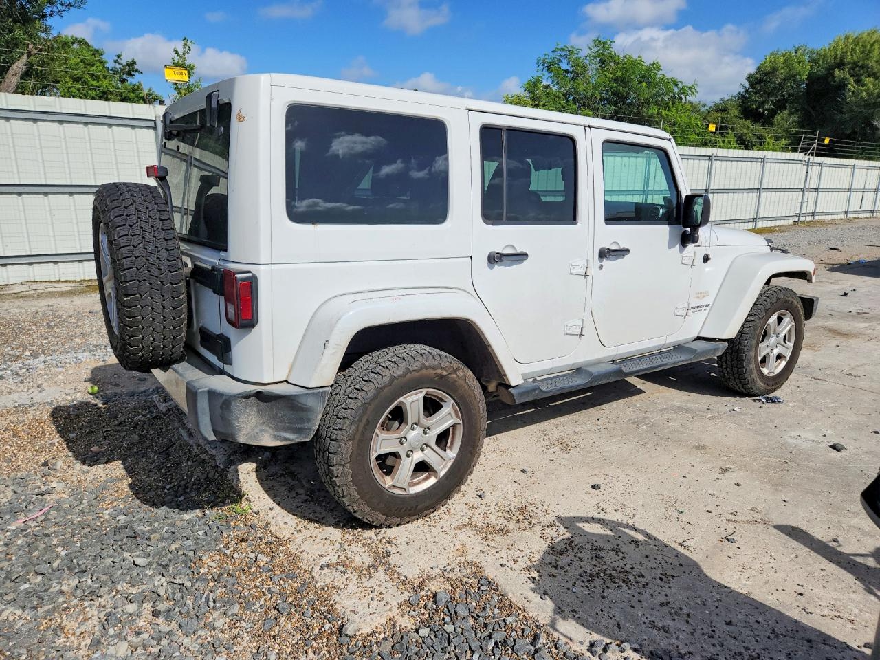2014 Jeep Wrangler Unlimited Sahara White vin: 1C4HJWEG5EL104644