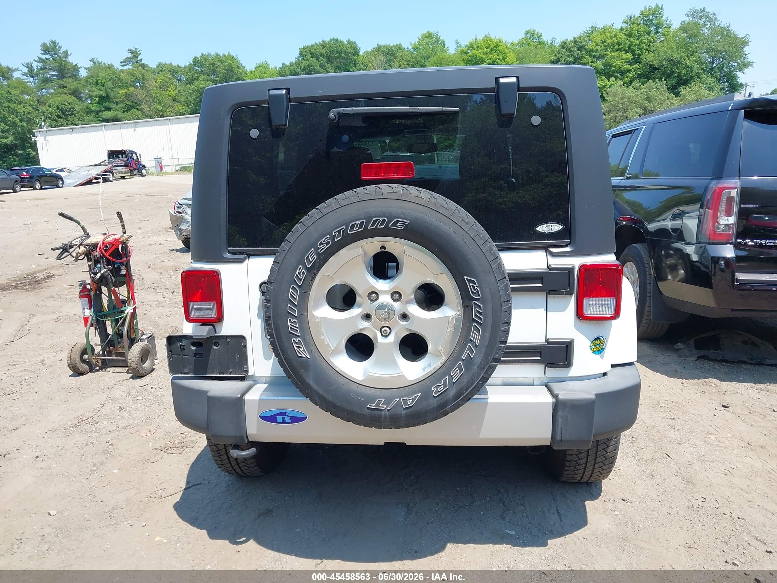 2013 Jeep Wrangler Unlimited Sahara White vin: 1C4HJWEG6DL502704