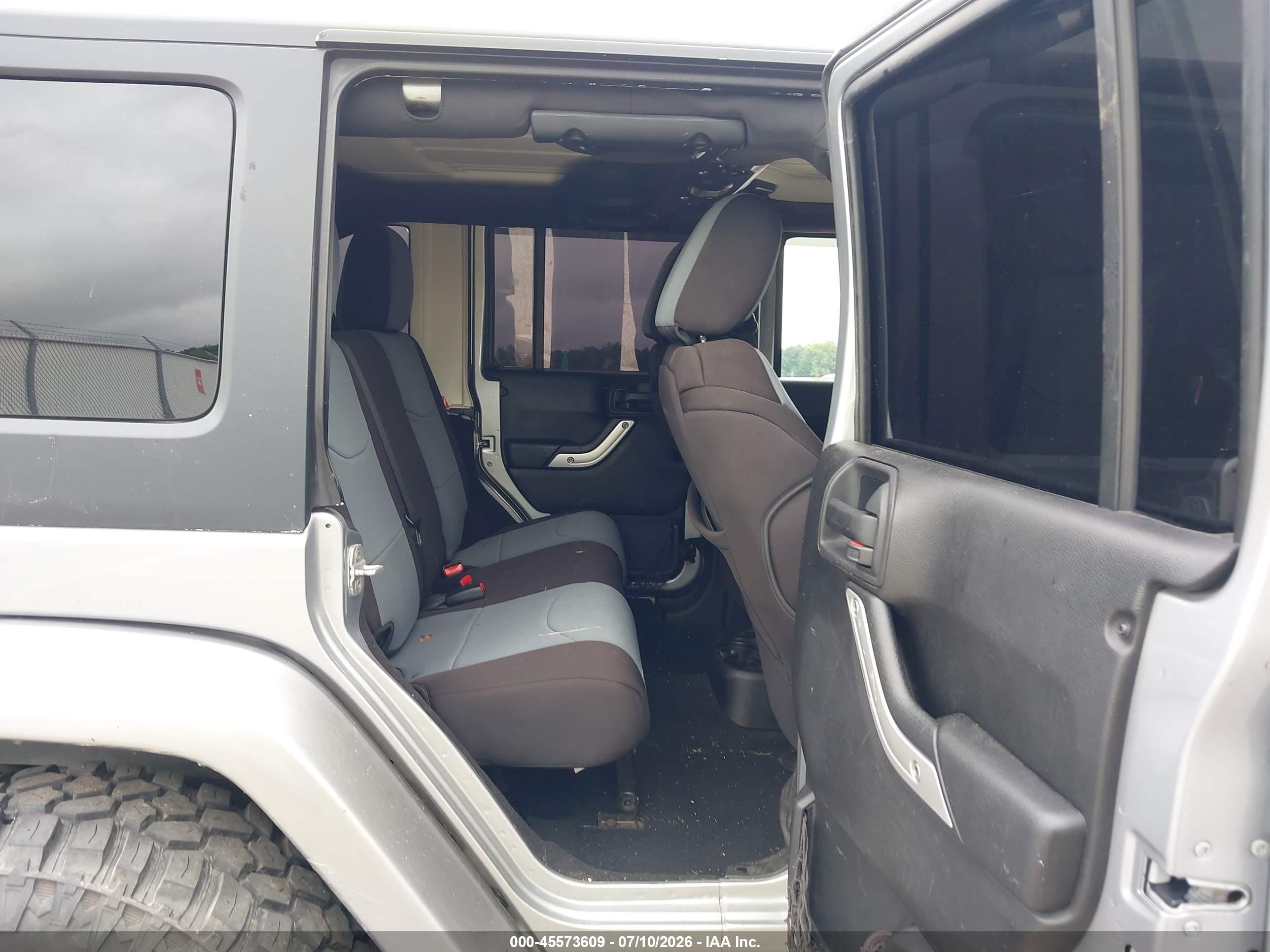 2013 Jeep Wrangler Unlimited Sahara Silver vin: 1C4HJWEG8DL652152