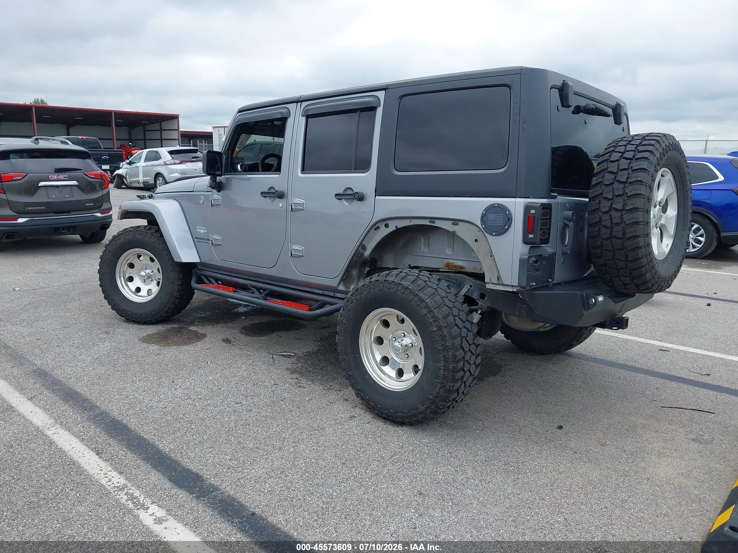 2013 Jeep Wrangler Unlimited Sahara Silver vin: 1C4HJWEG8DL652152