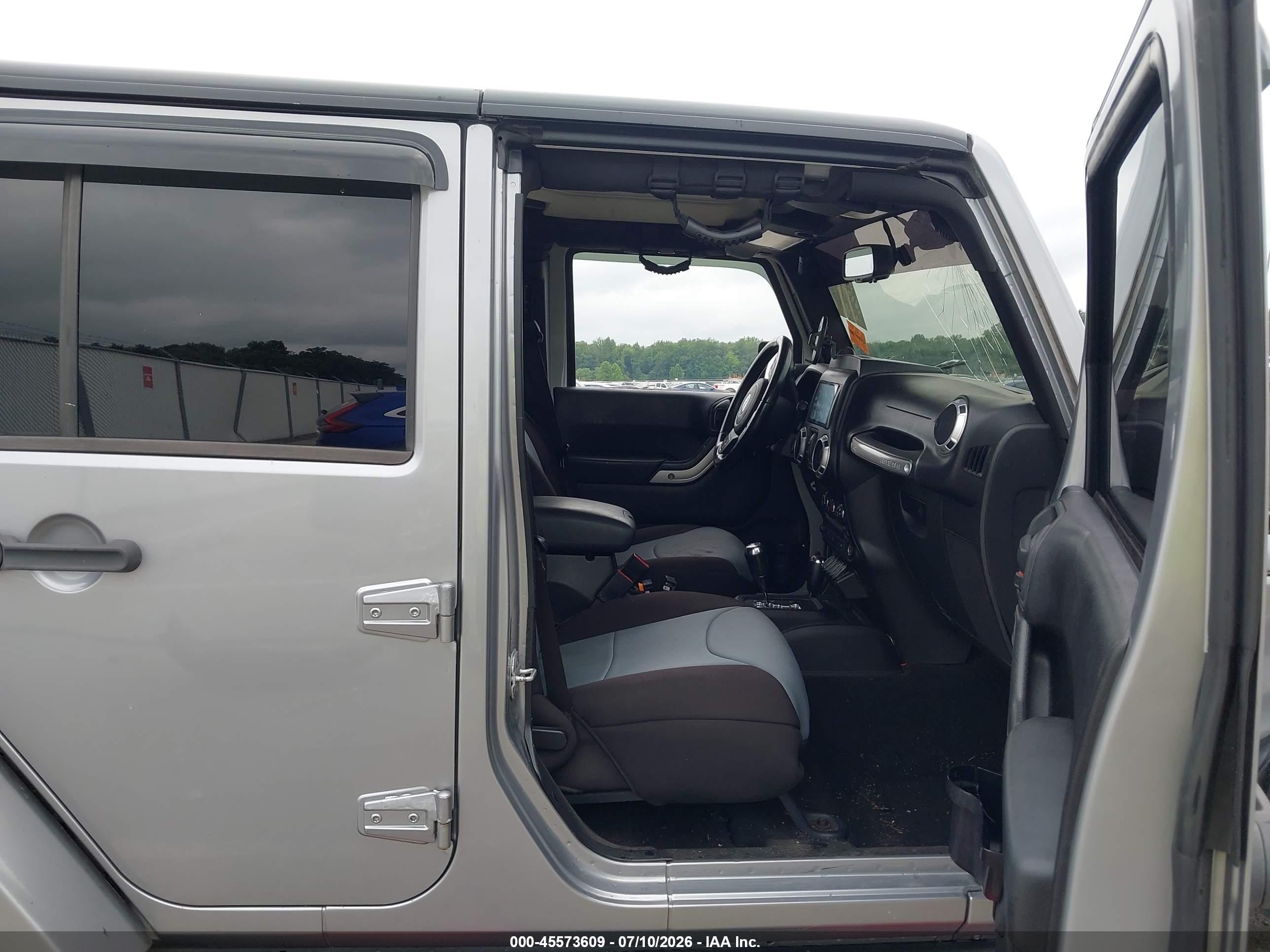 2013 Jeep Wrangler Unlimited Sahara Silver vin: 1C4HJWEG8DL652152