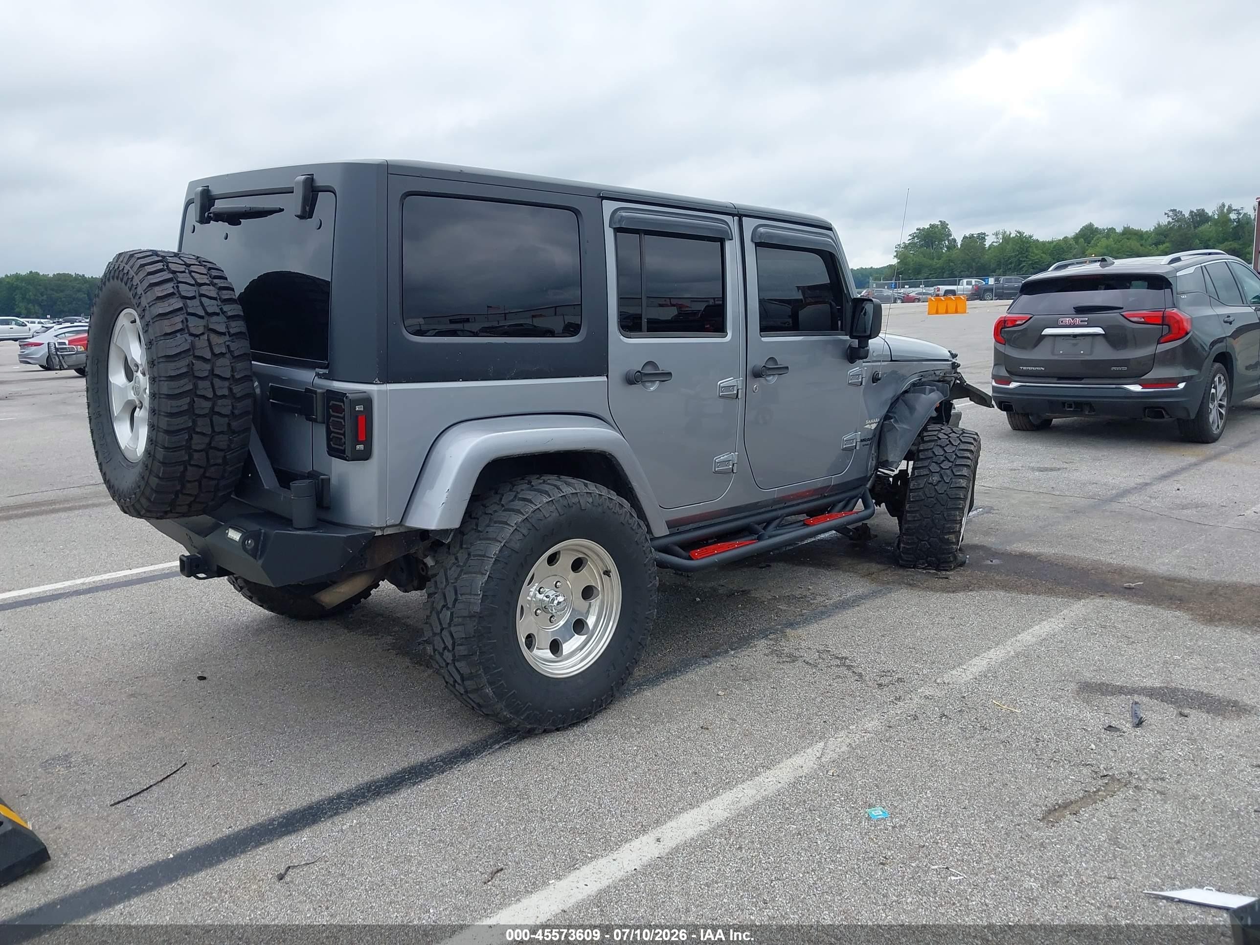 2013 Jeep Wrangler Unlimited Sahara Silver vin: 1C4HJWEG8DL652152