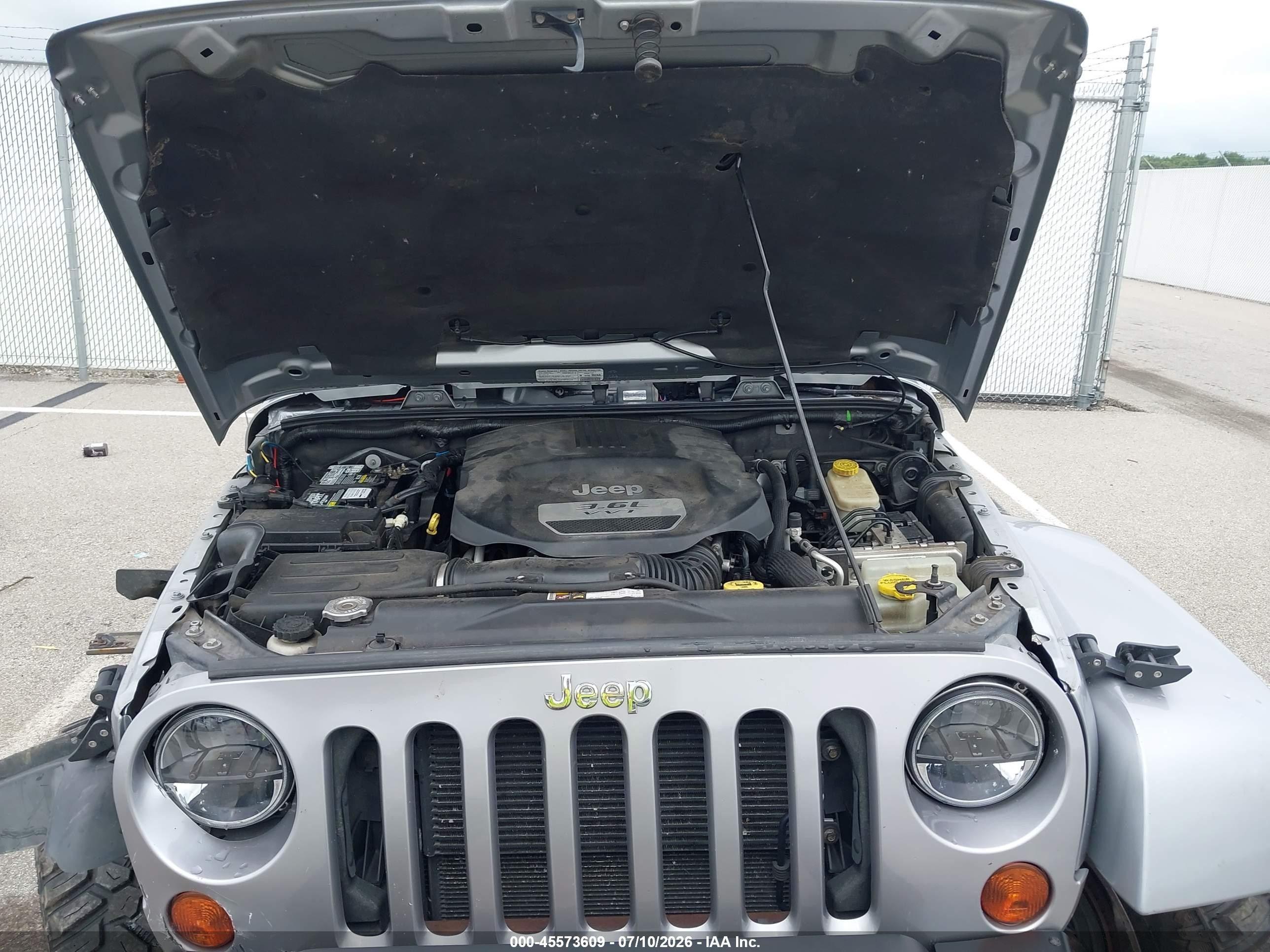 2013 Jeep Wrangler Unlimited Sahara Silver vin: 1C4HJWEG8DL652152