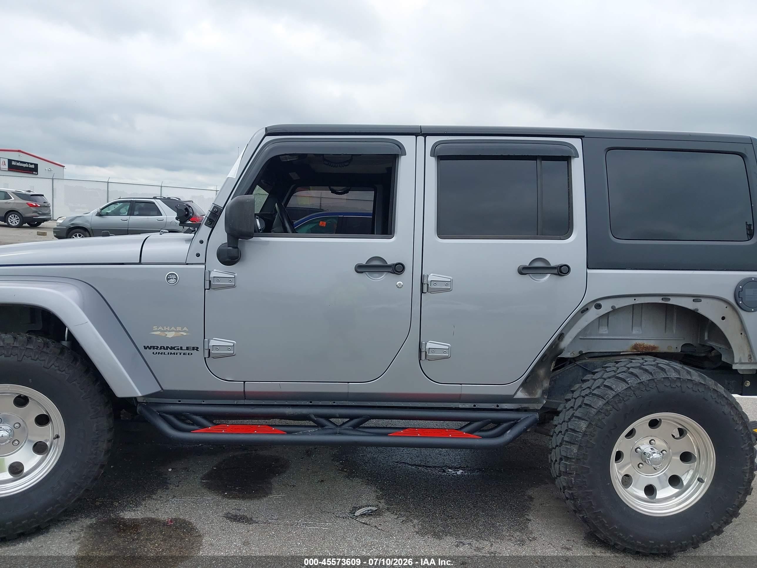 2013 Jeep Wrangler Unlimited Sahara Silver vin: 1C4HJWEG8DL652152
