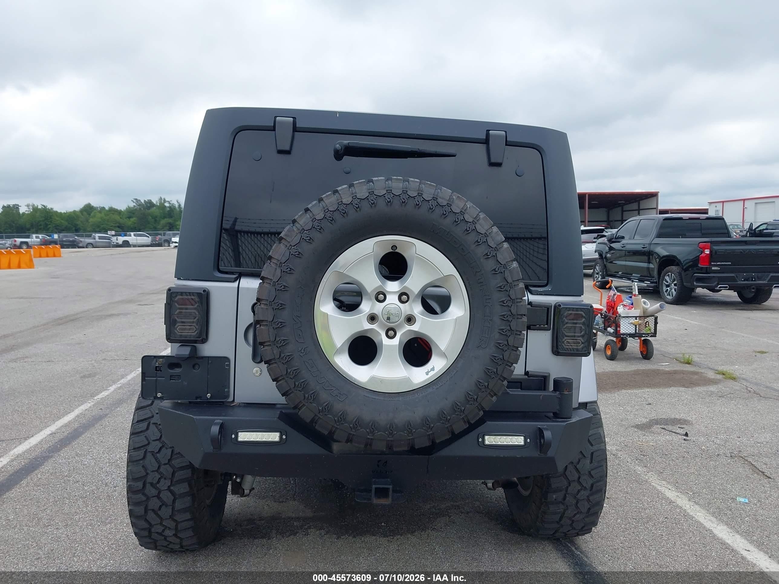 2013 Jeep Wrangler Unlimited Sahara Silver vin: 1C4HJWEG8DL652152