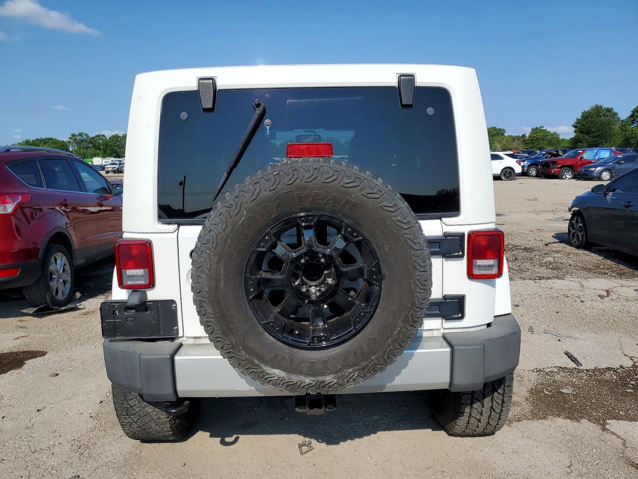 2014 Jeep Wrangler Unlimited Sahara White vin: 1C4HJWEG8EL103262