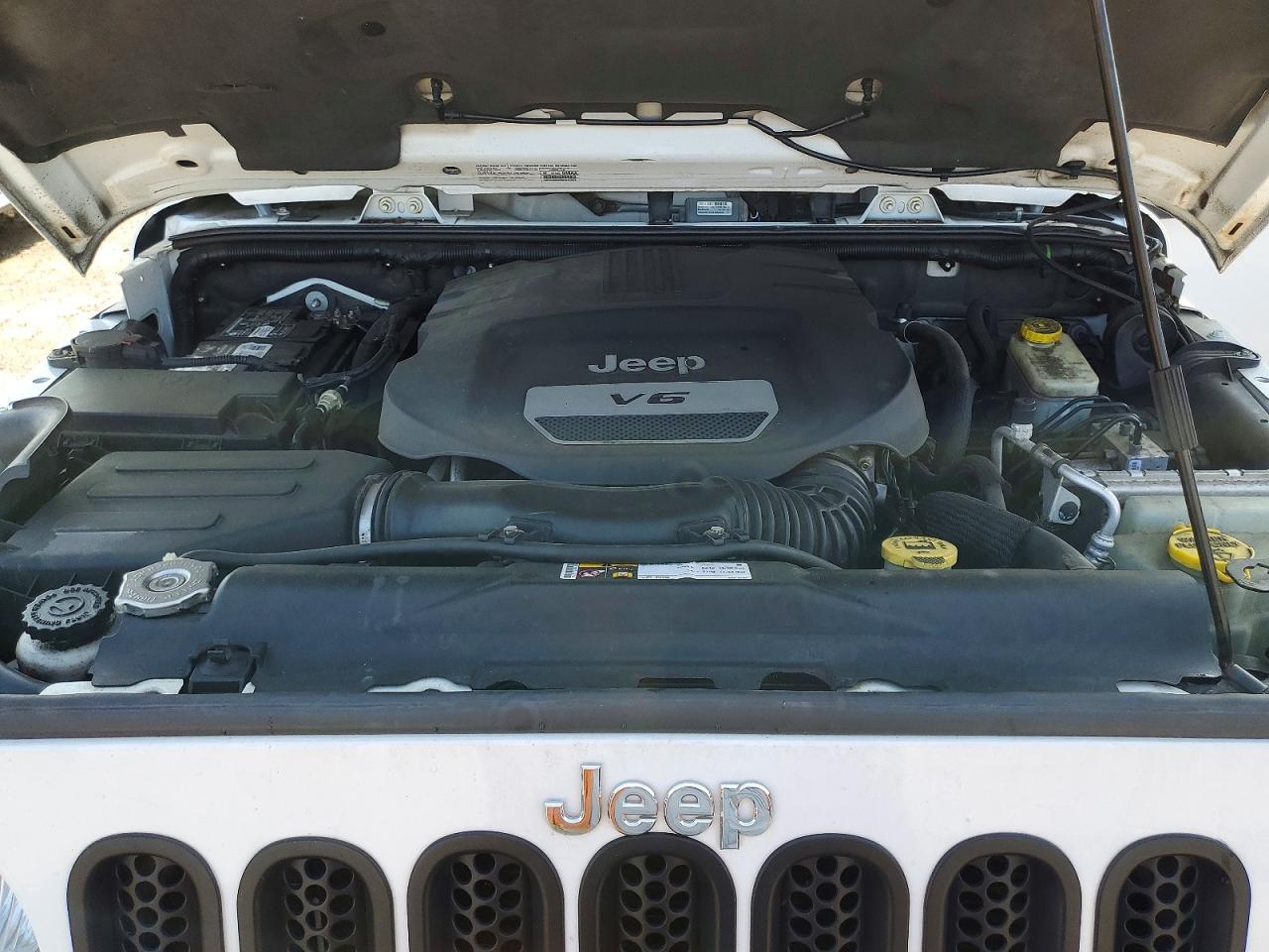 2014 Jeep Wrangler Unlimited Sahara White vin: 1C4HJWEG8EL103262