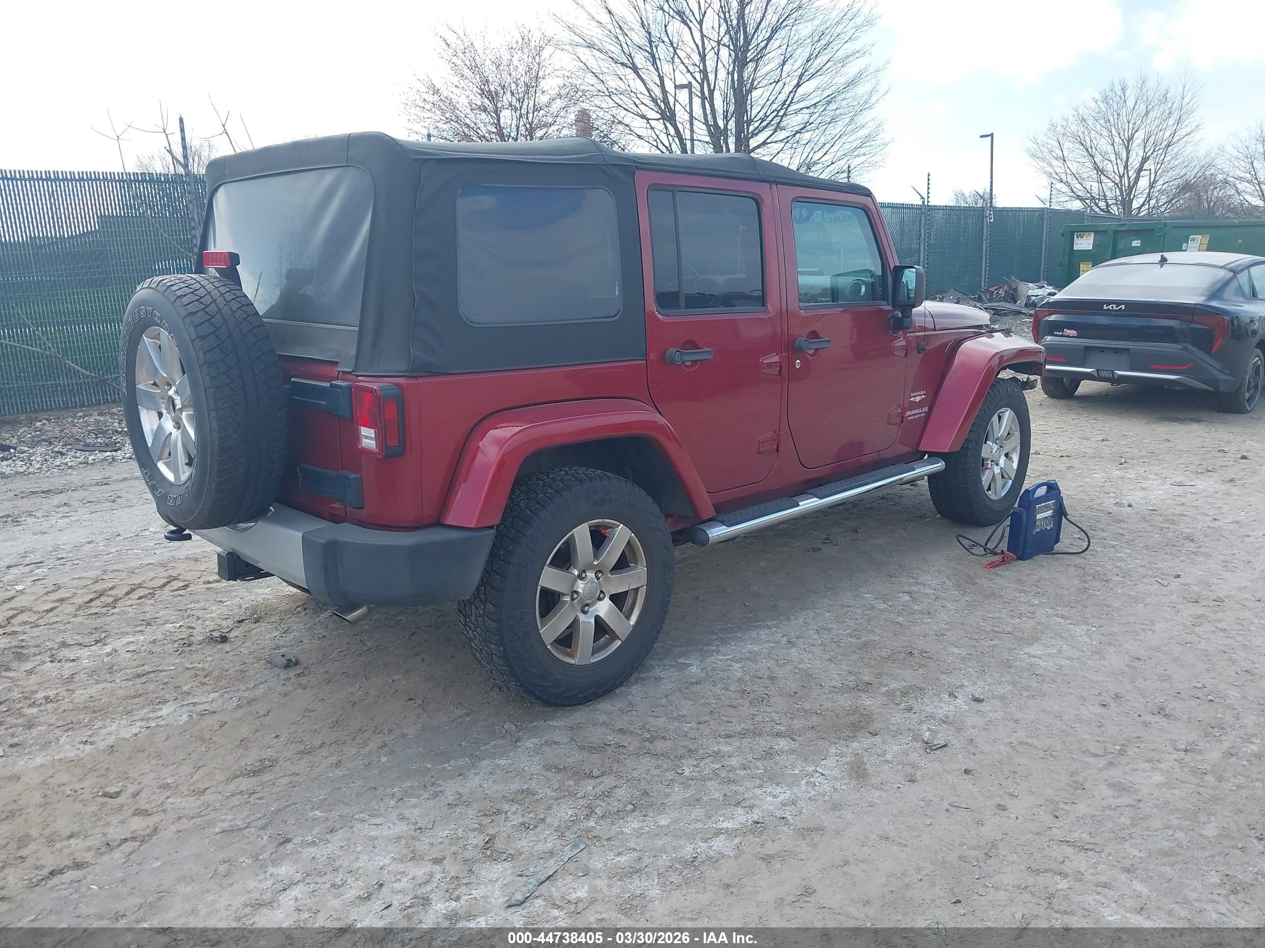 2012 Jeep Wrangler Unlimited Sahara Burgundy vin: 1C4HJWEG9CL238487