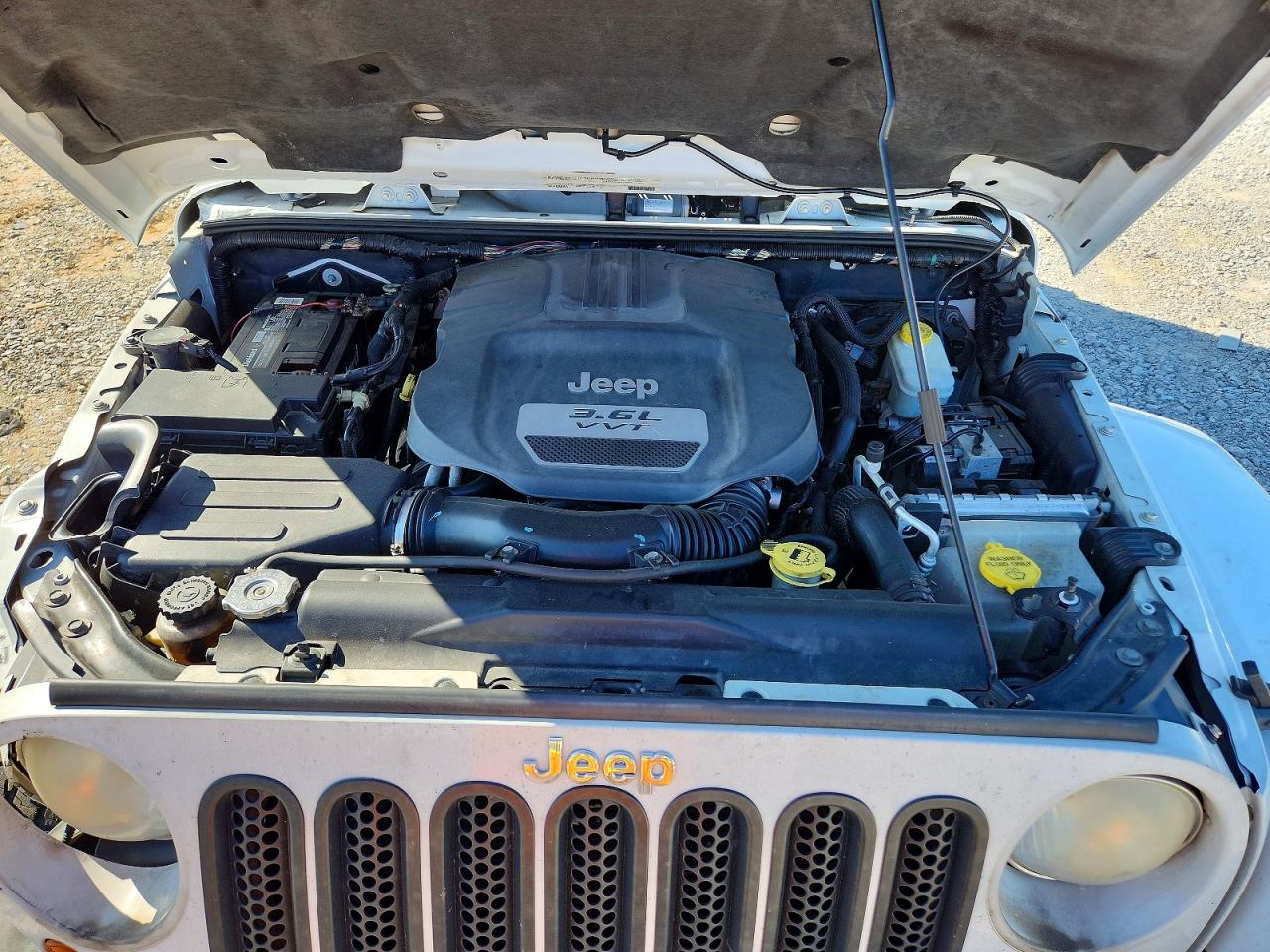 2012 Jeep Wrangler Unlimited Sahara White vin: 1C4HJWEG9CL279685