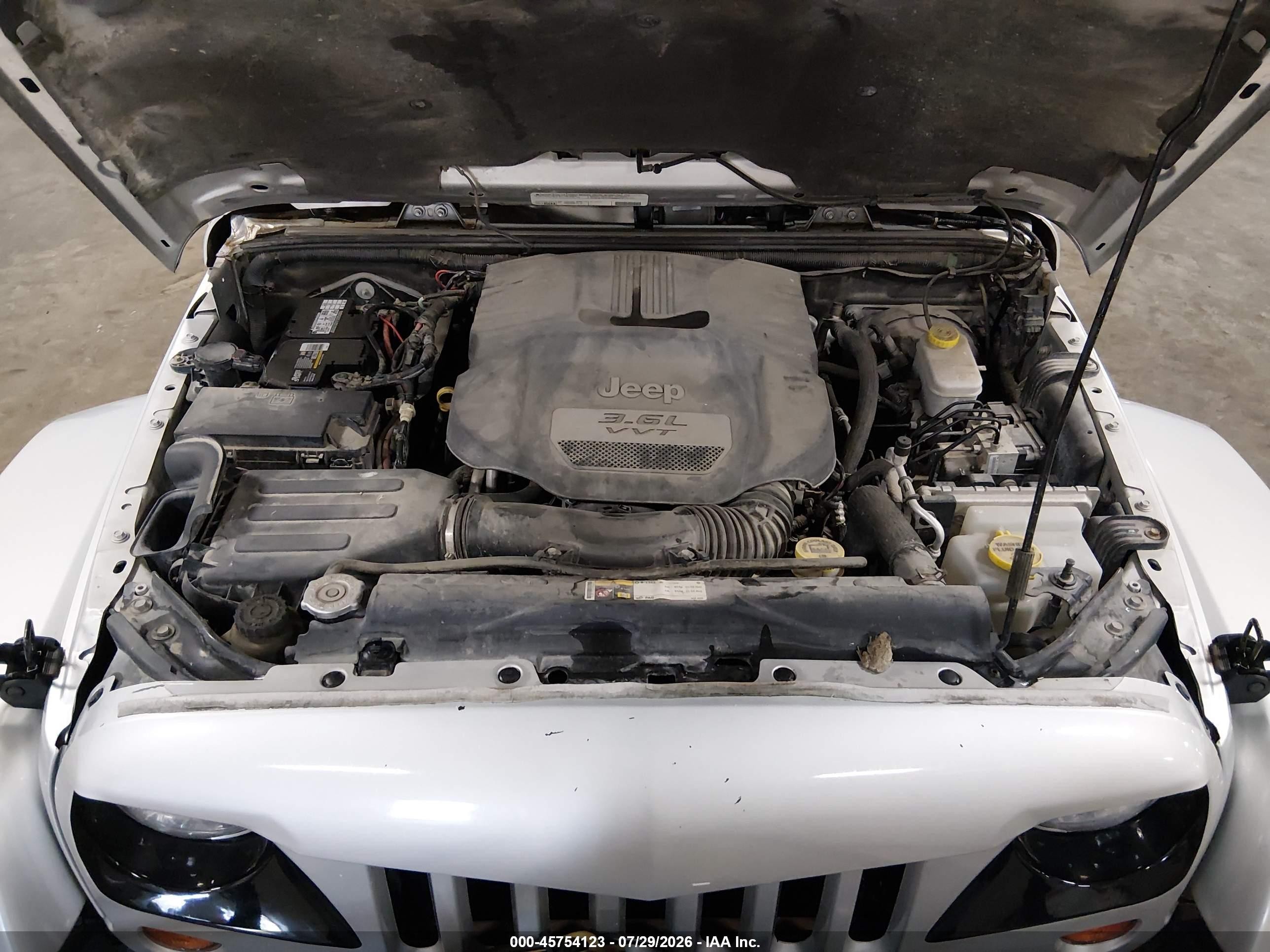 2012 Jeep Wrangler Unlimited Sahara Silver vin: 1C4HJWEGXCL196119