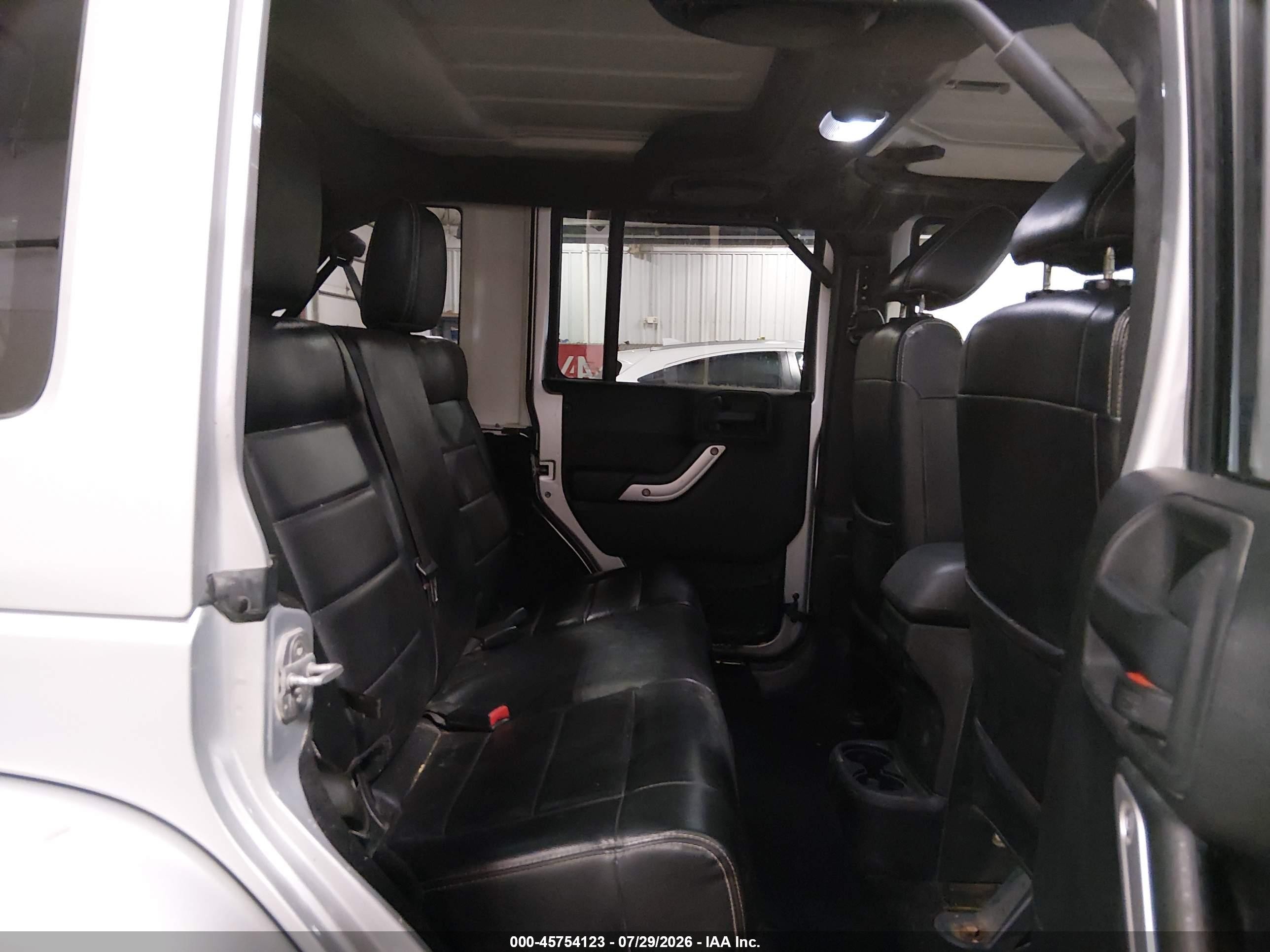 2012 Jeep Wrangler Unlimited Sahara Silver vin: 1C4HJWEGXCL196119