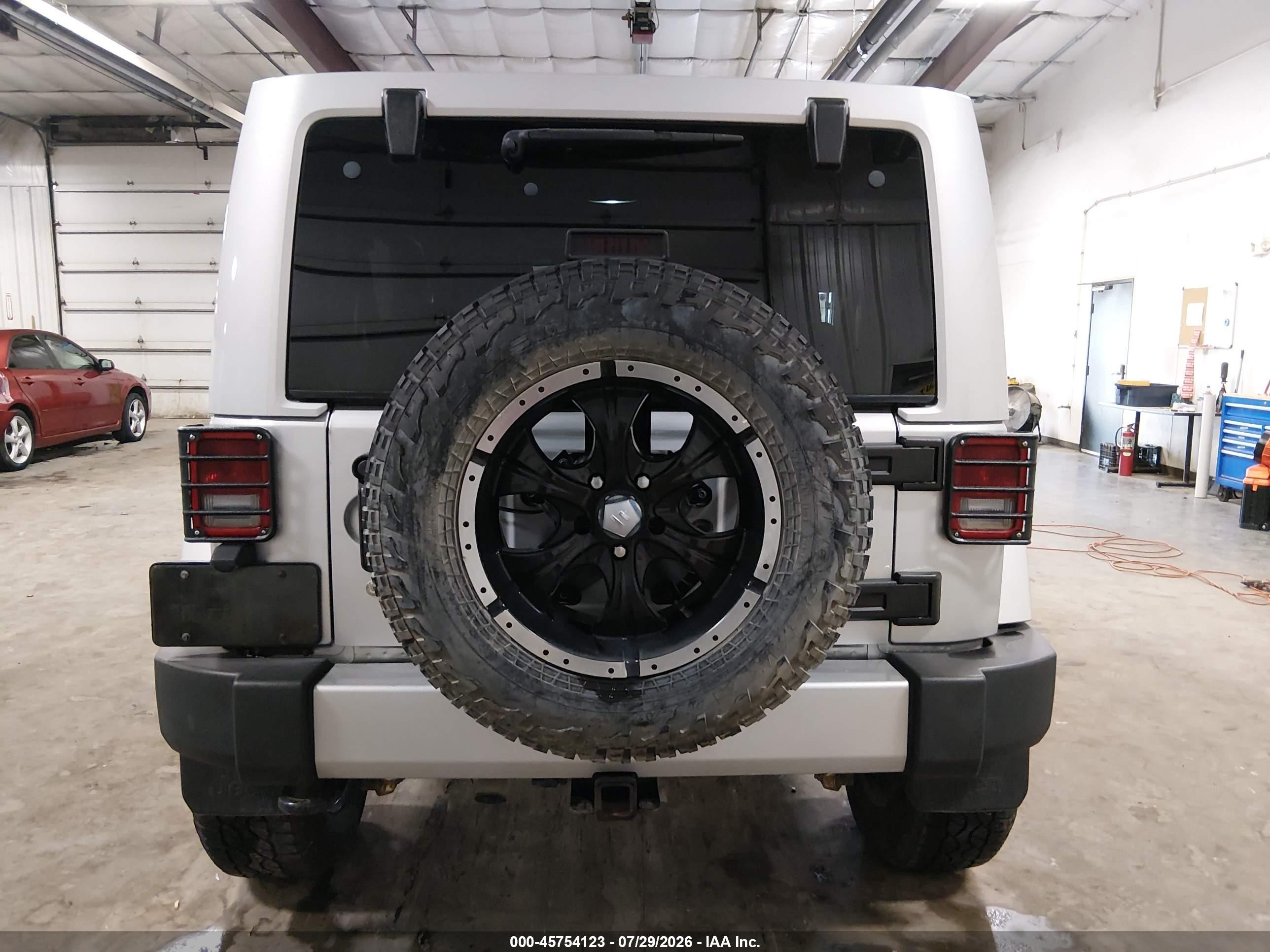 2012 Jeep Wrangler Unlimited Sahara Silver vin: 1C4HJWEGXCL196119