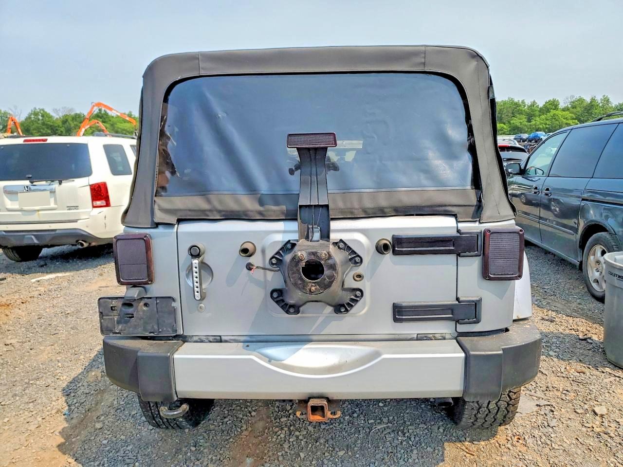 2013 Jeep Wrangler Unlimited Sahara Gray vin: 1C4HJWEGXDL600196