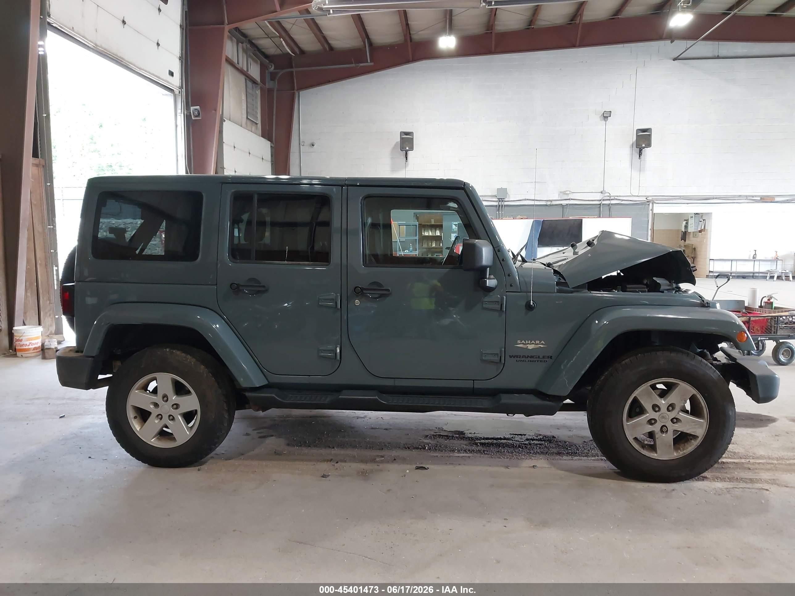 2014 Jeep Wrangler Unlimited Sahara Gray vin: 1C4HJWEGXEL110861