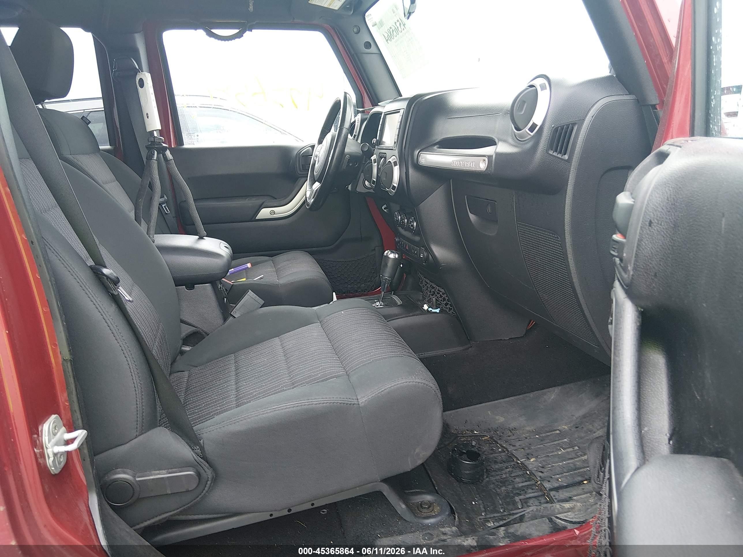2012 Jeep Wrangler Unlimited Rubicon Burgundy vin: 1C4HJWFG4CL106851