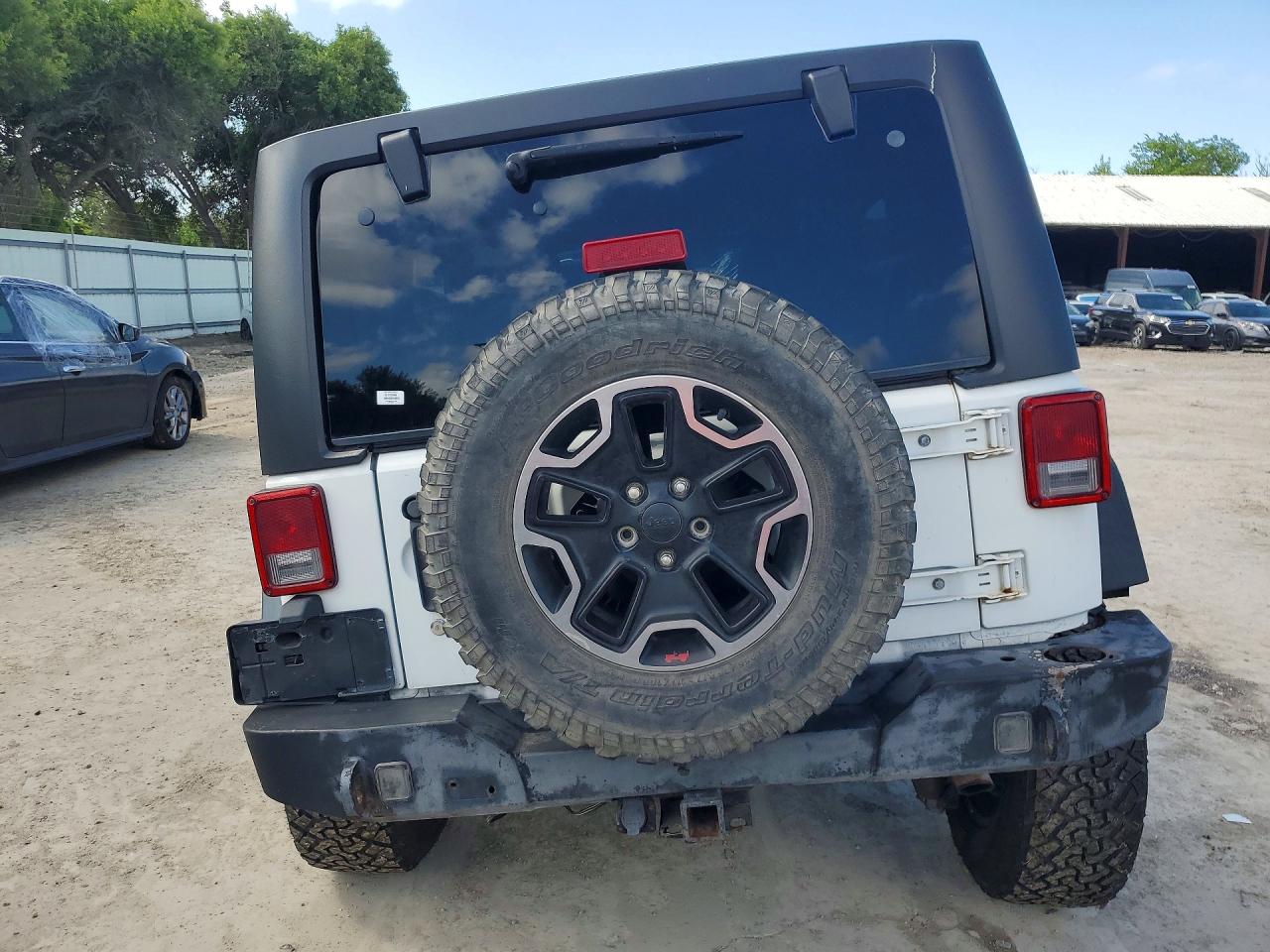 2013 Jeep Wrangler Unlimited Rubicon White vin: 1C4HJWFGXDL513266